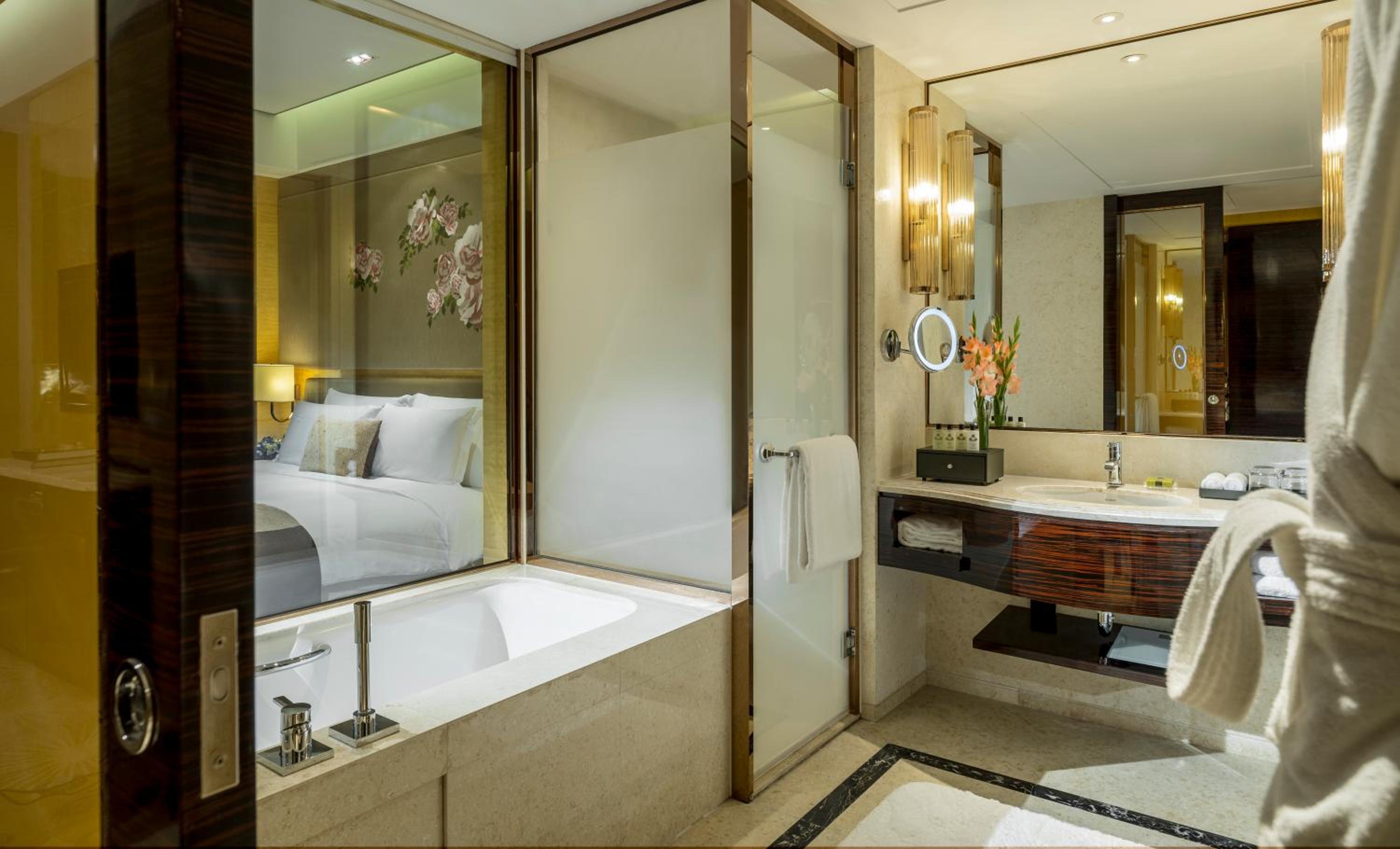 Classic King Room with Garden View - Photo 3