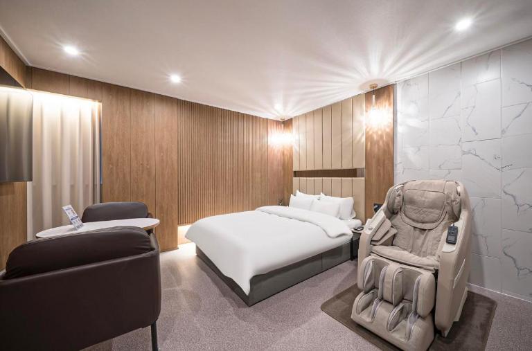 Premium Double Room with Massage Chair photo 1
