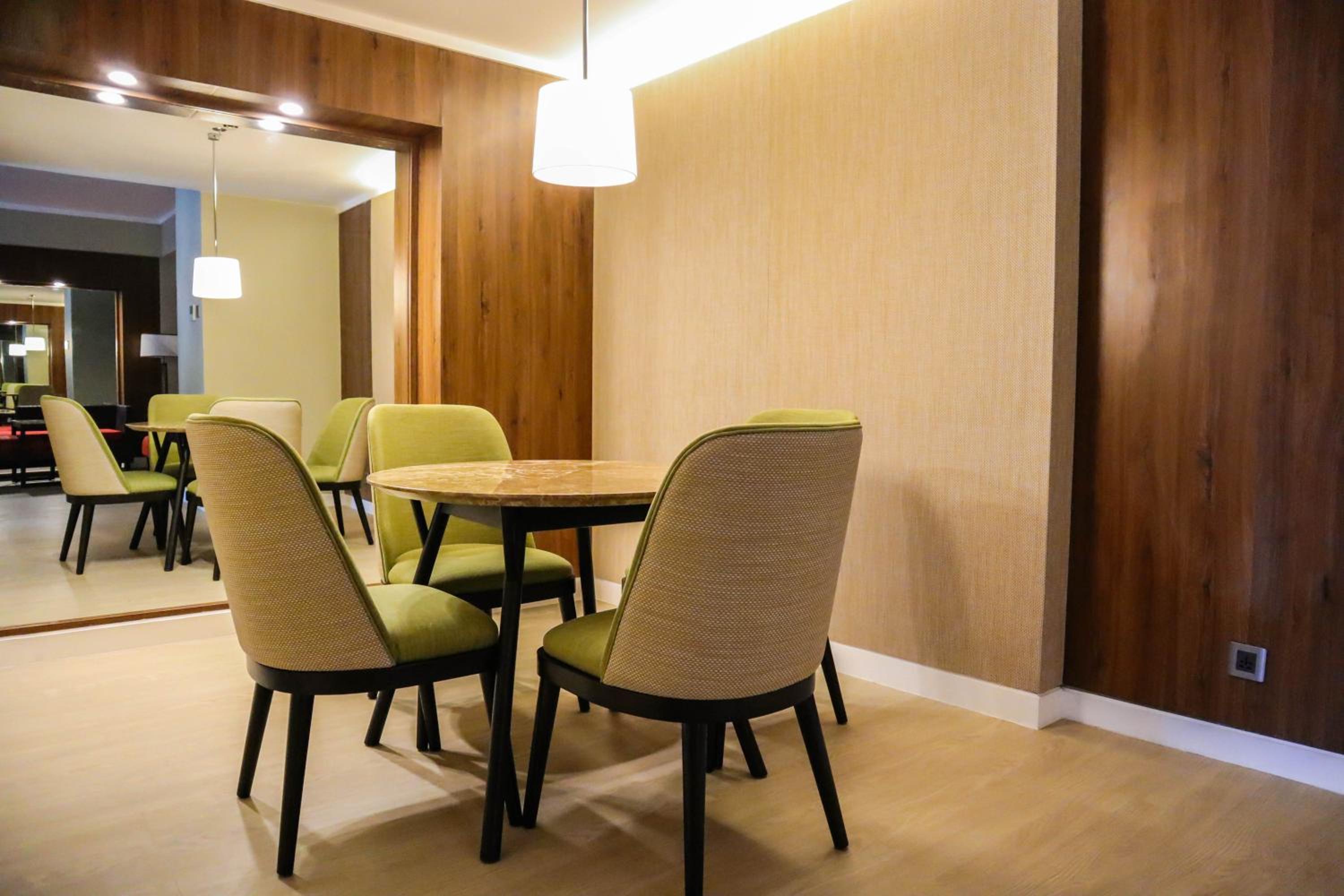Signature Suite - Photo 7
