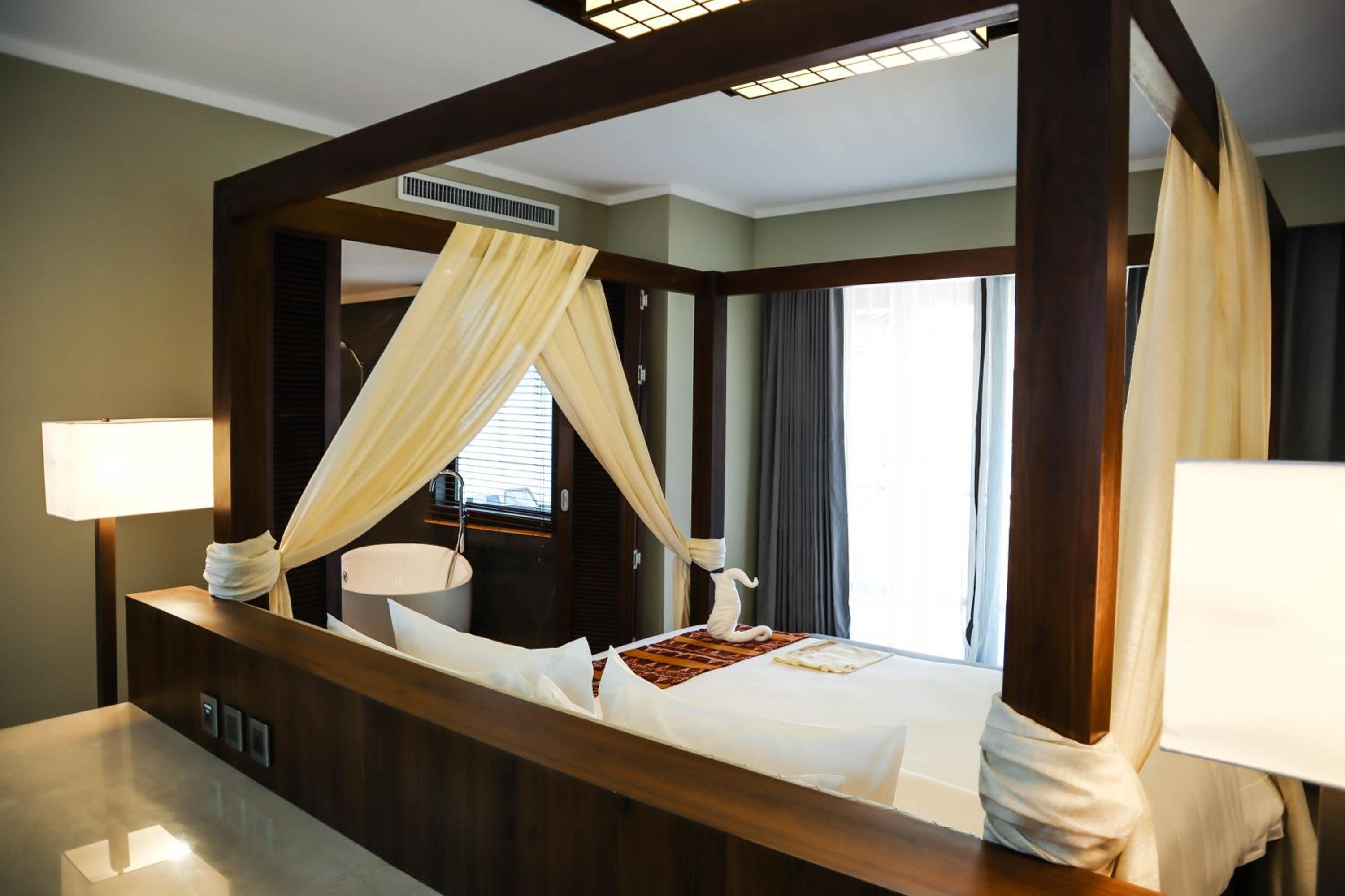 Signature Suite - Photo 3