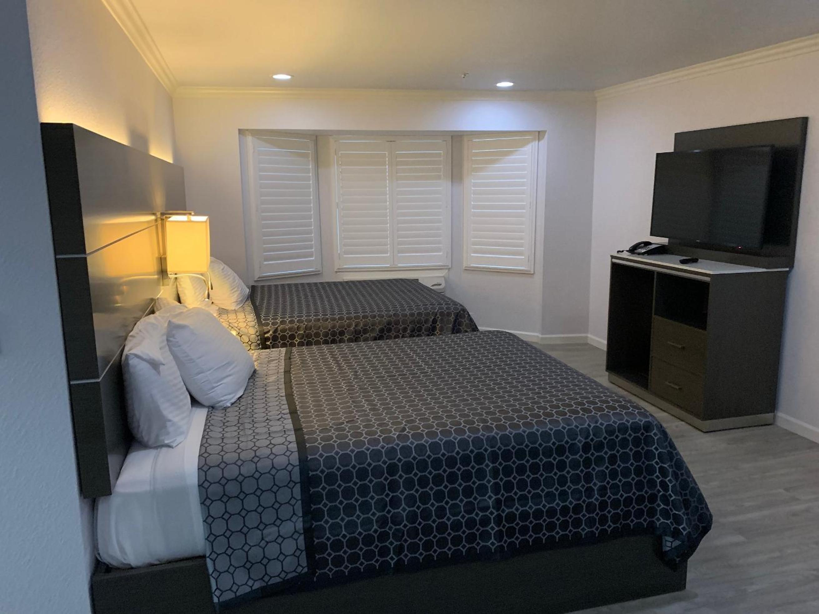 Deluxe Family Room - Photo 1