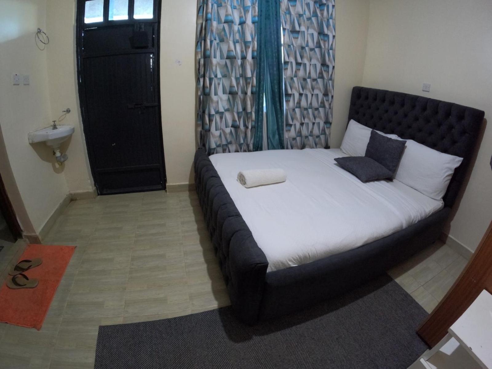 One-Bedroom Apartment photo 1