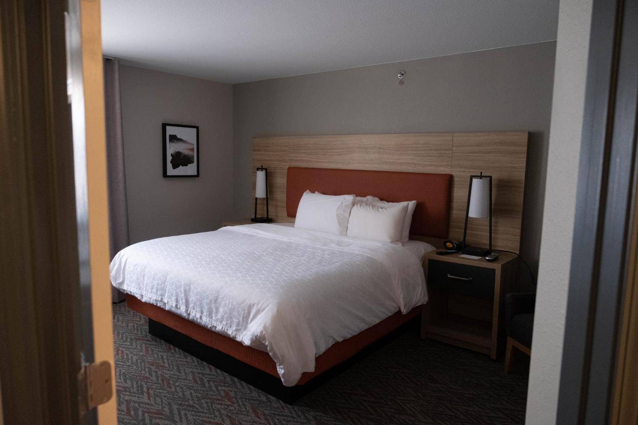 One-Bedroom Suite with King Bed Mobility Access Tub - Non-Smoking - Photo 1