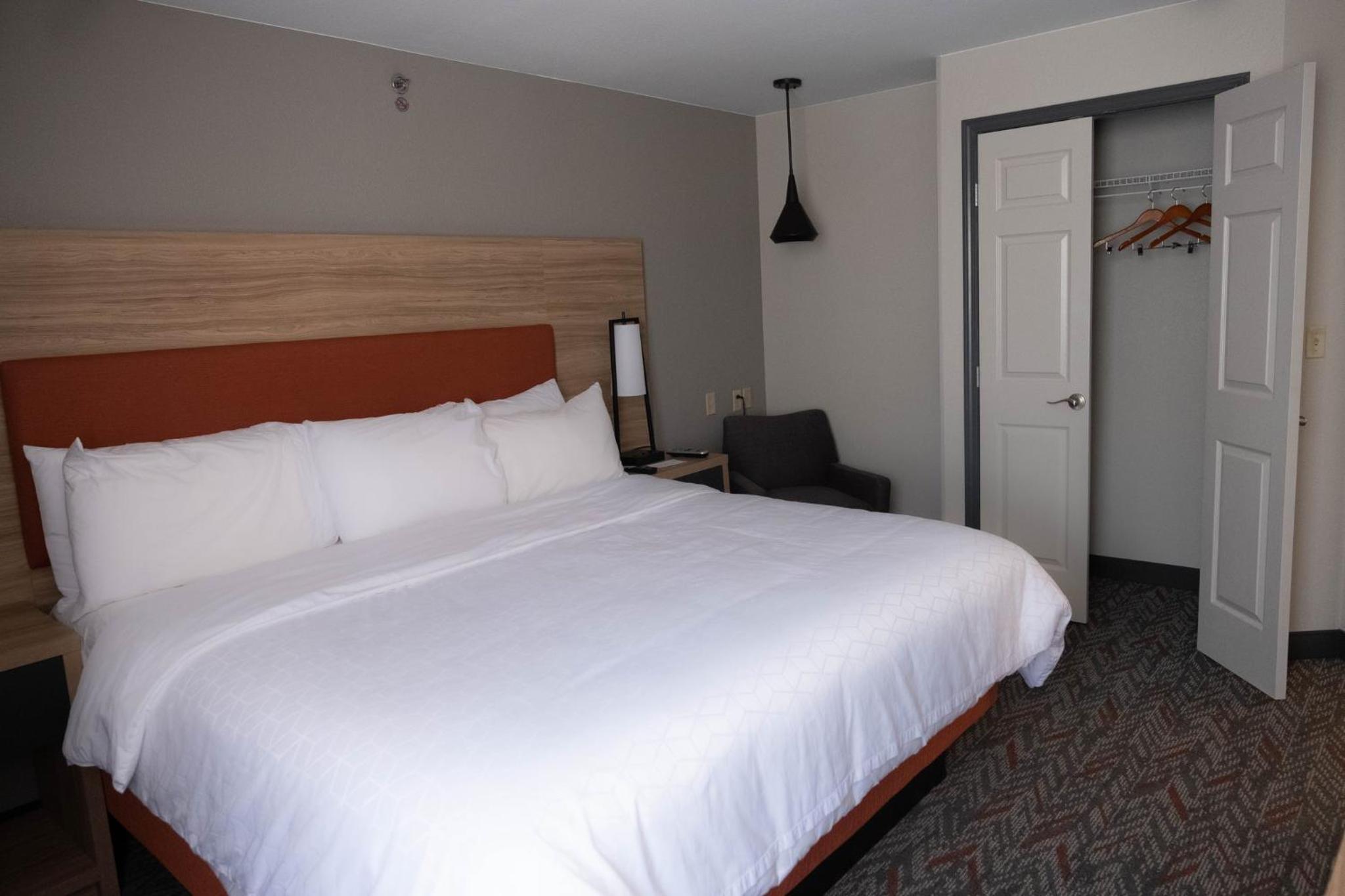 One-Bedroom Suite with King Bed Mobility Access Tub - Non-Smoking - Photo 3