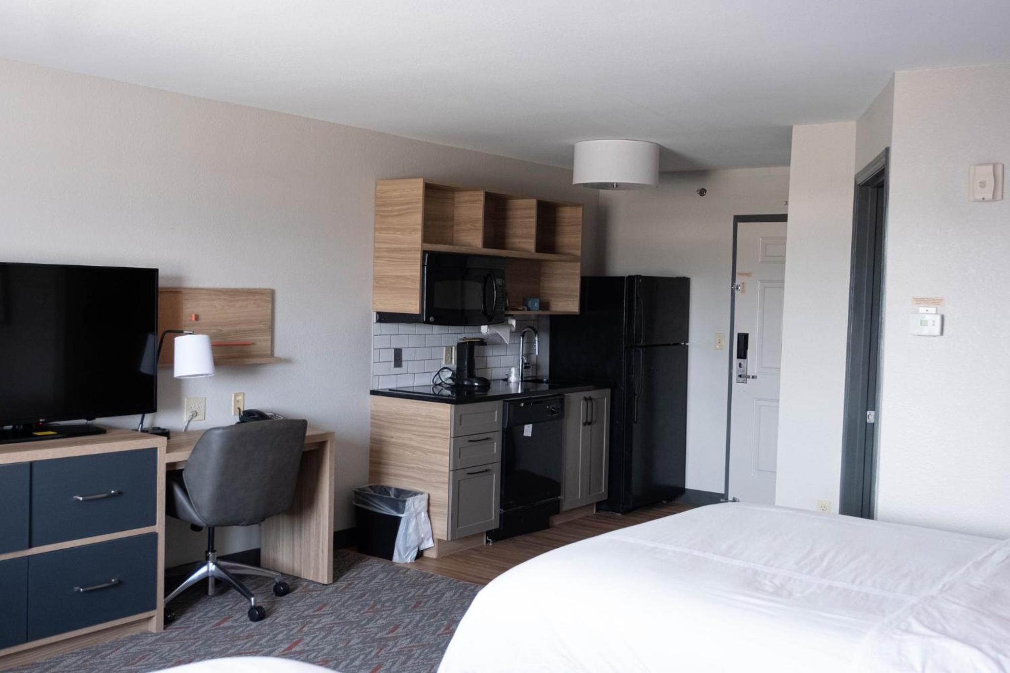 Studio Queen Suite with Two Queen Beds - Photo 5