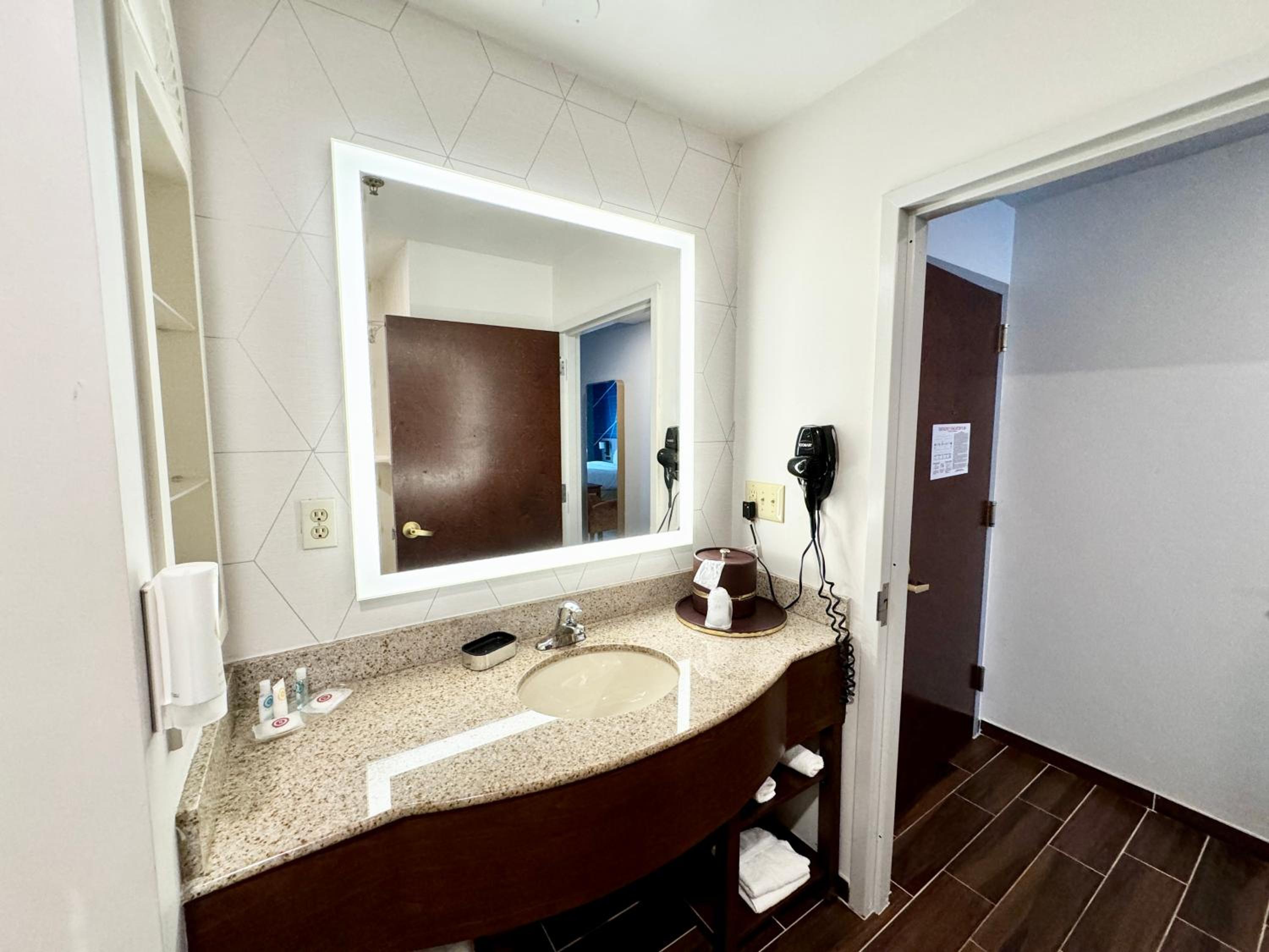 Queen Suite with Two Queen Beds - Non-Smoking - Photo 2