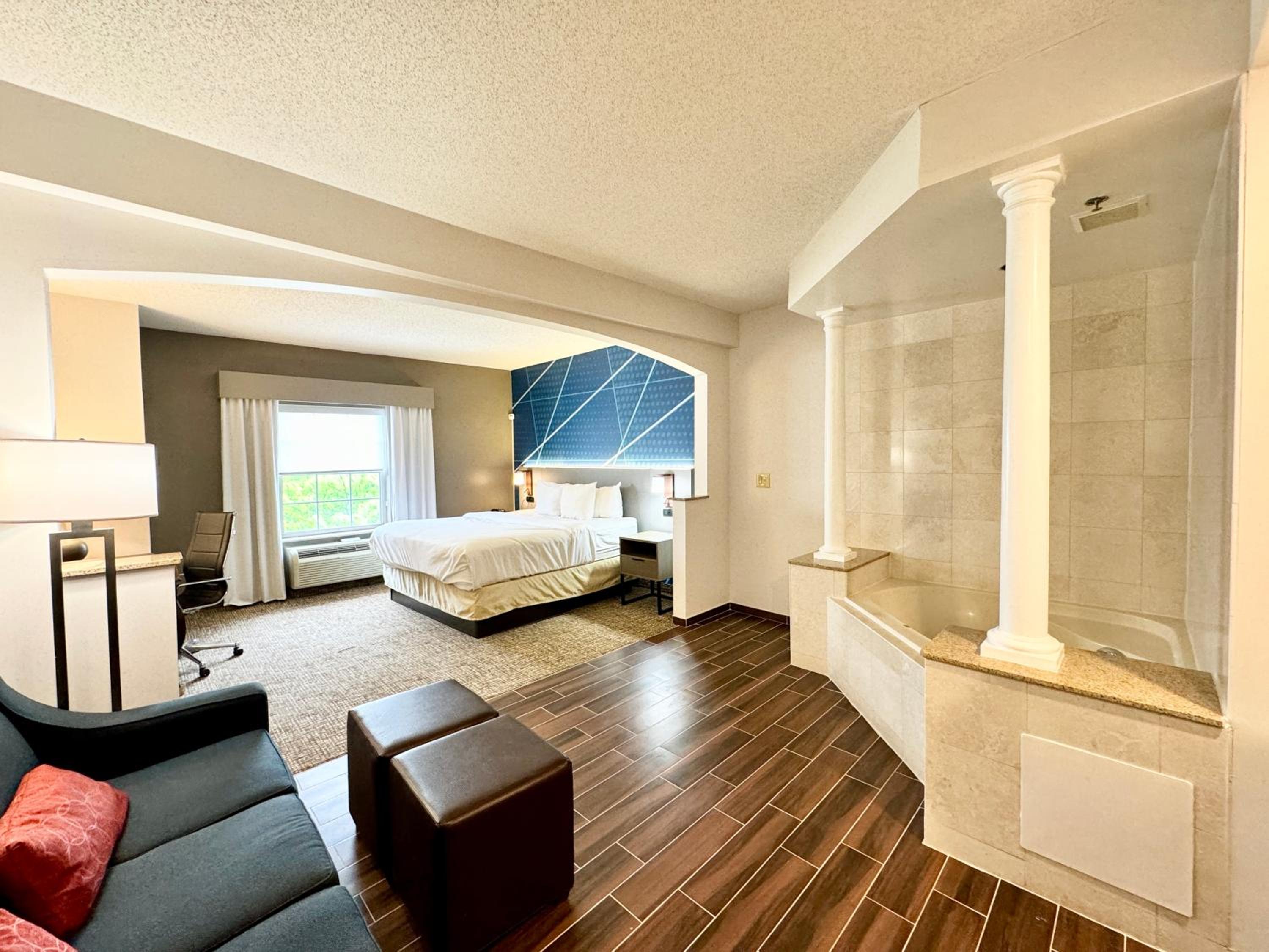 King Suite with Jetted Tub - Non-Smoking - Photo 3