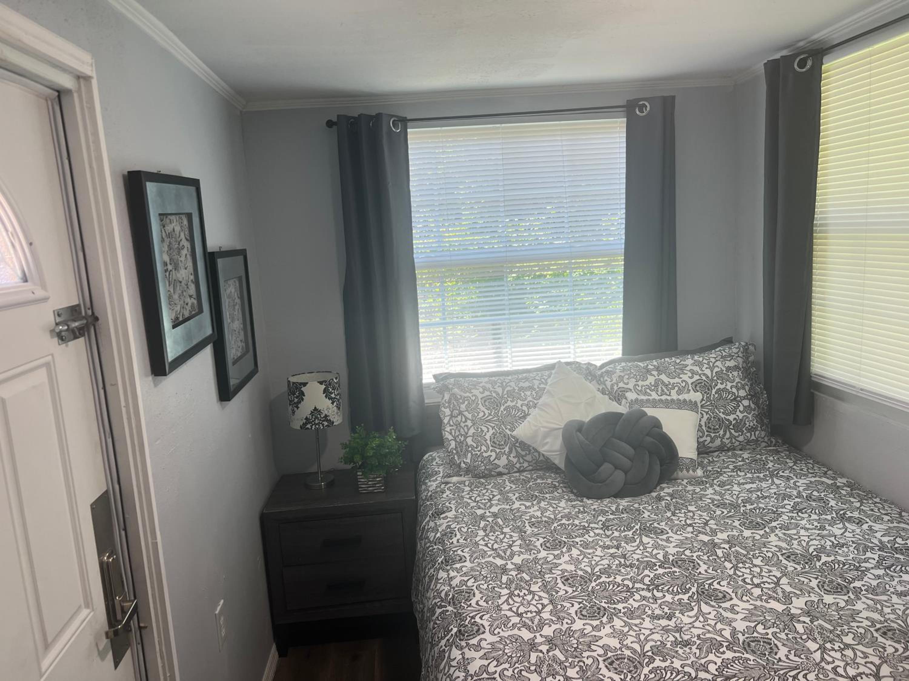One-Bedroom Apartment photo 1