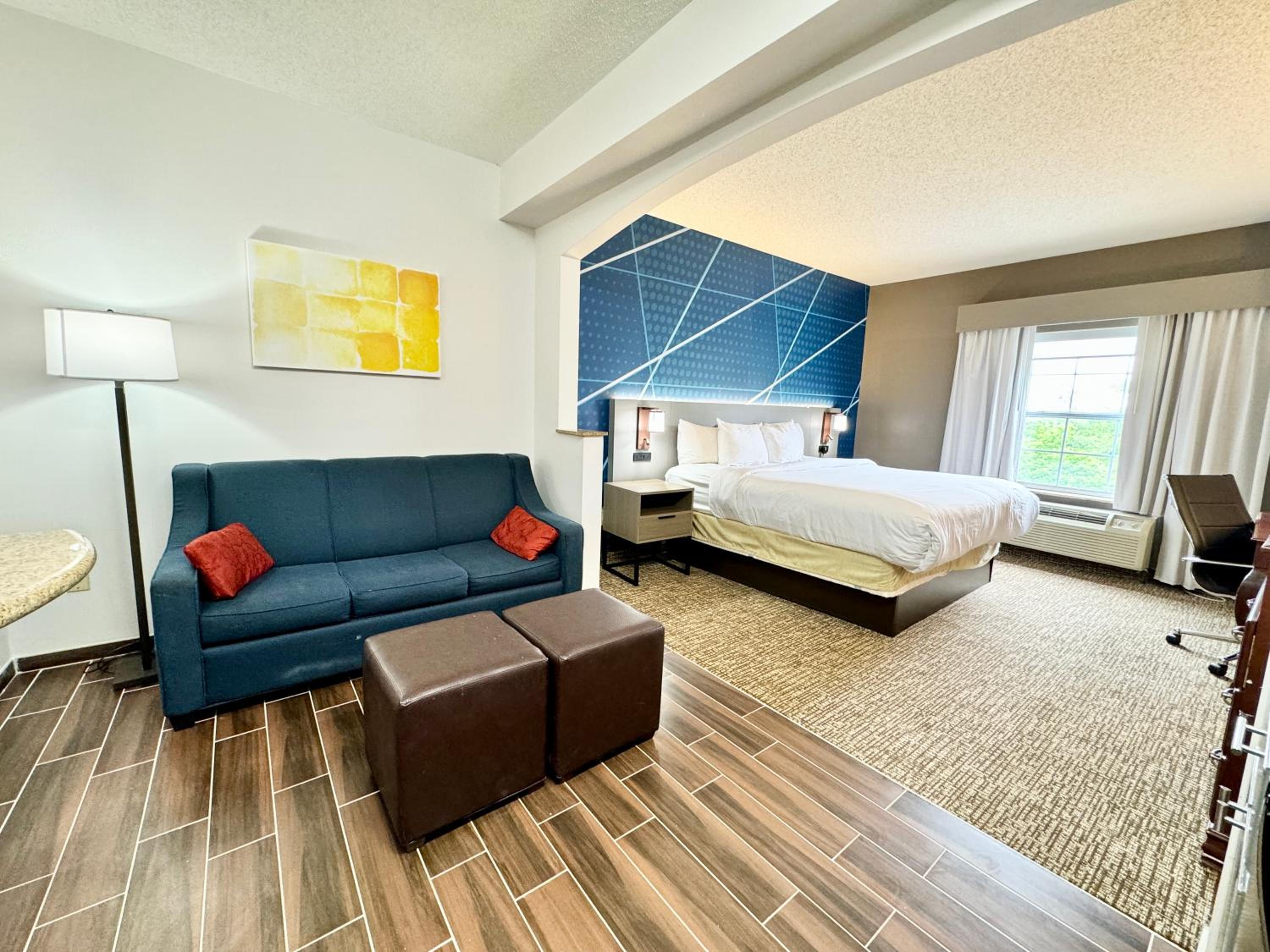 King Suite - Non-Smoking - Photo 2