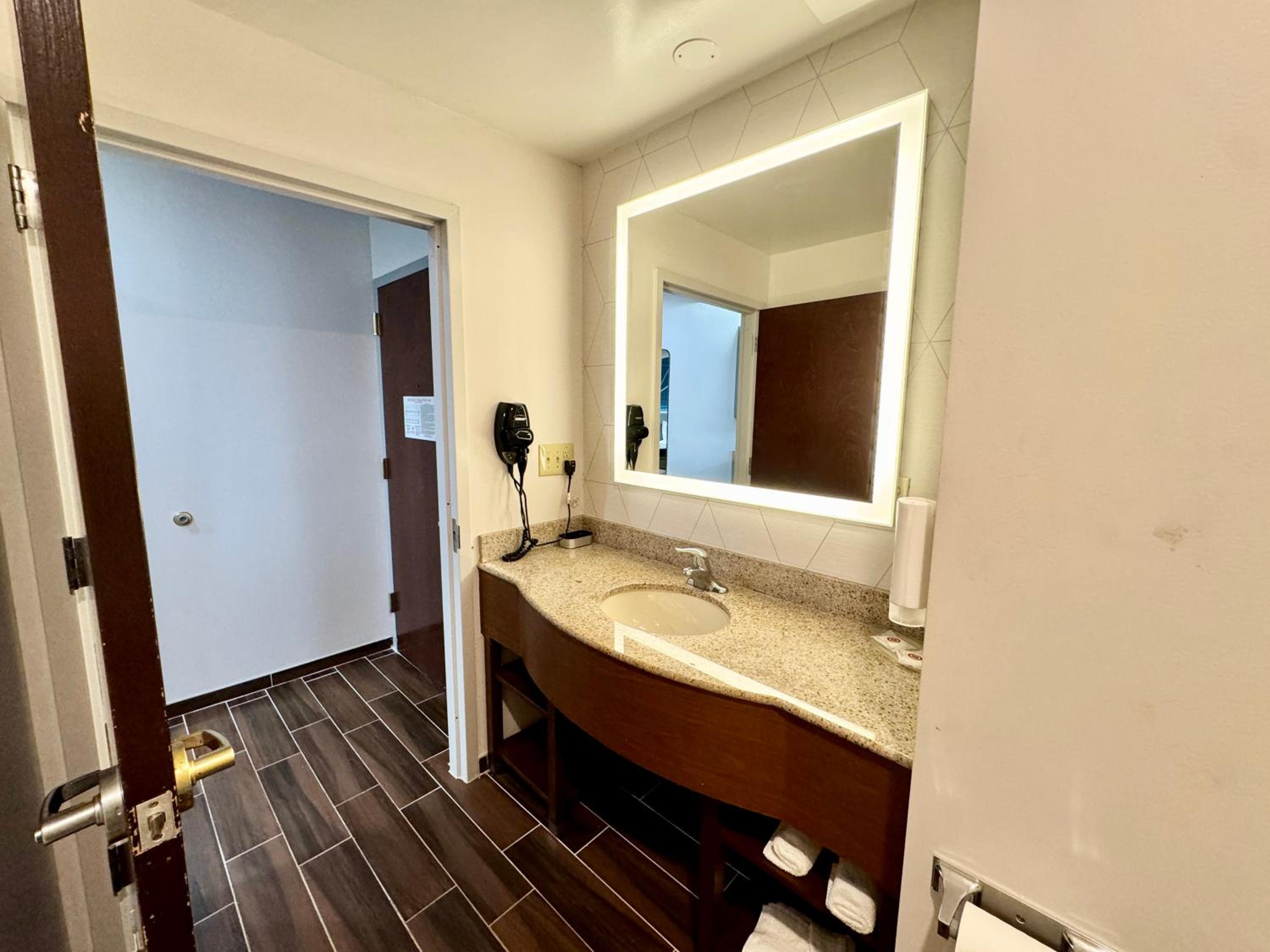 King Suite - Non-Smoking - Photo 16