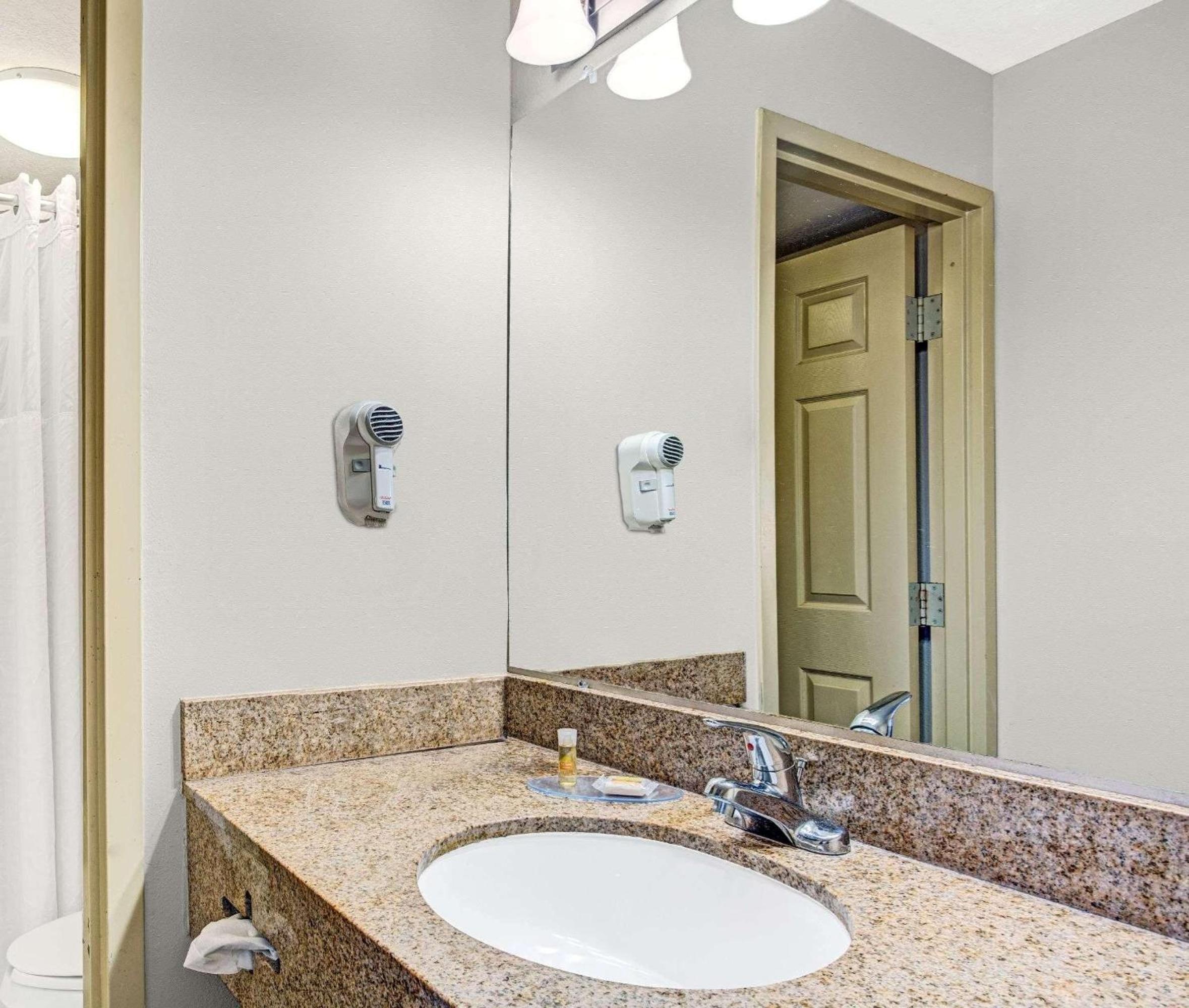 Queen Room with Roll-In Shower - Mobility Accessible/Non-Smoking photo 3