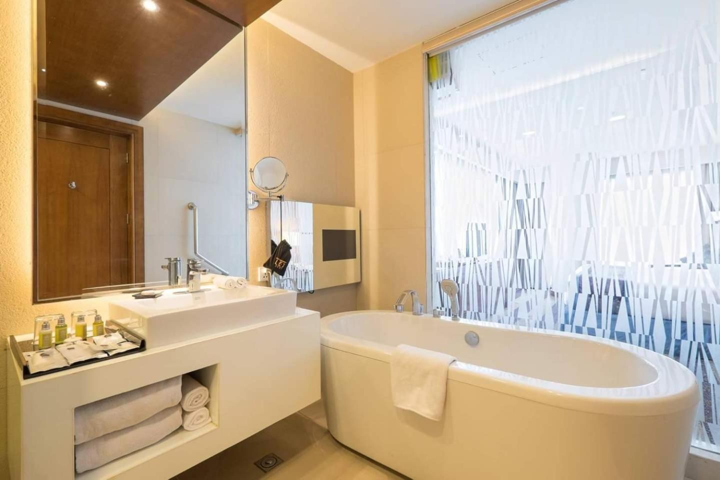 Deluxe King Room photo 3