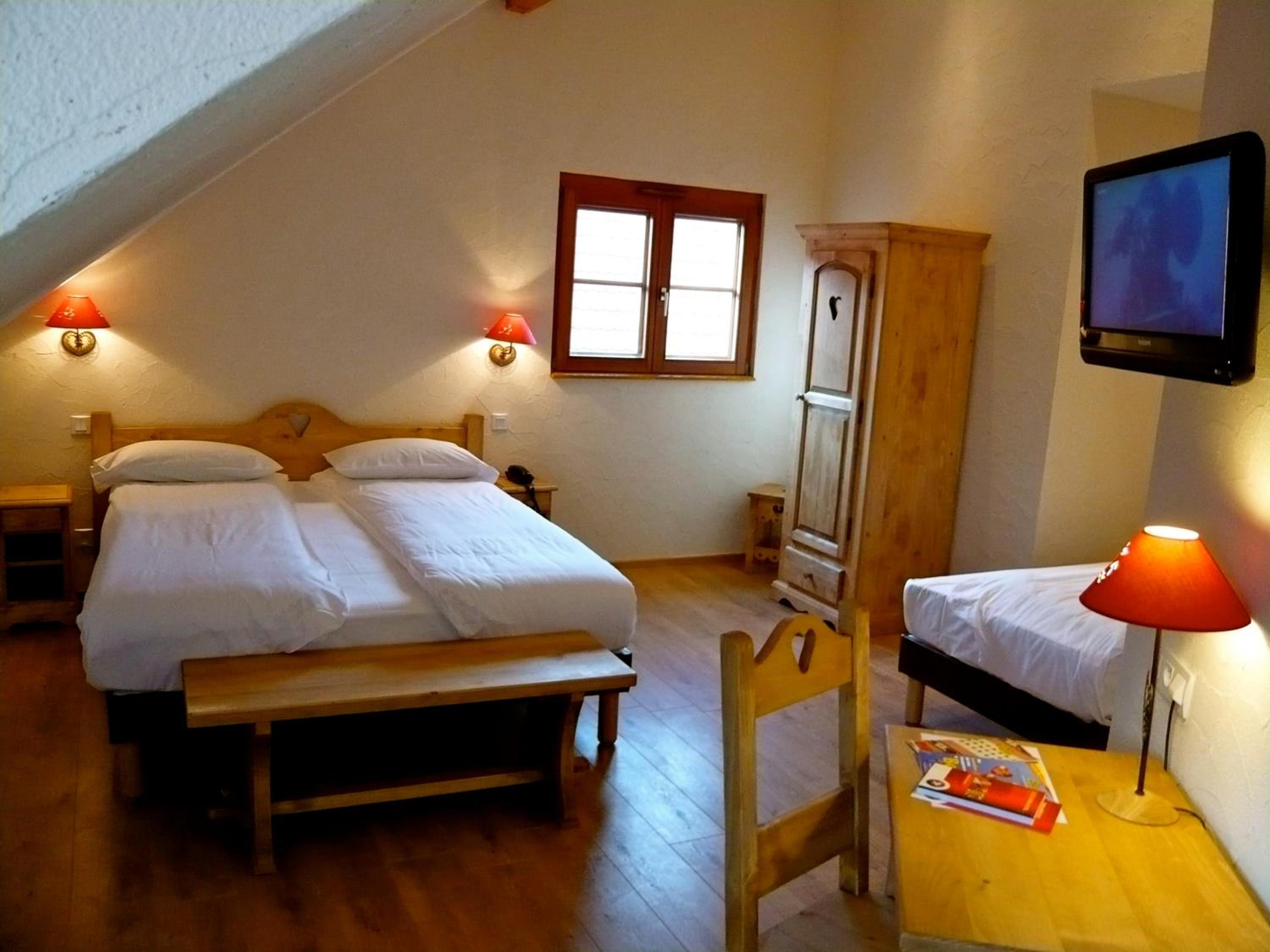Triple Room (1 Double Bed + 1 Single Bed) - Photo 7