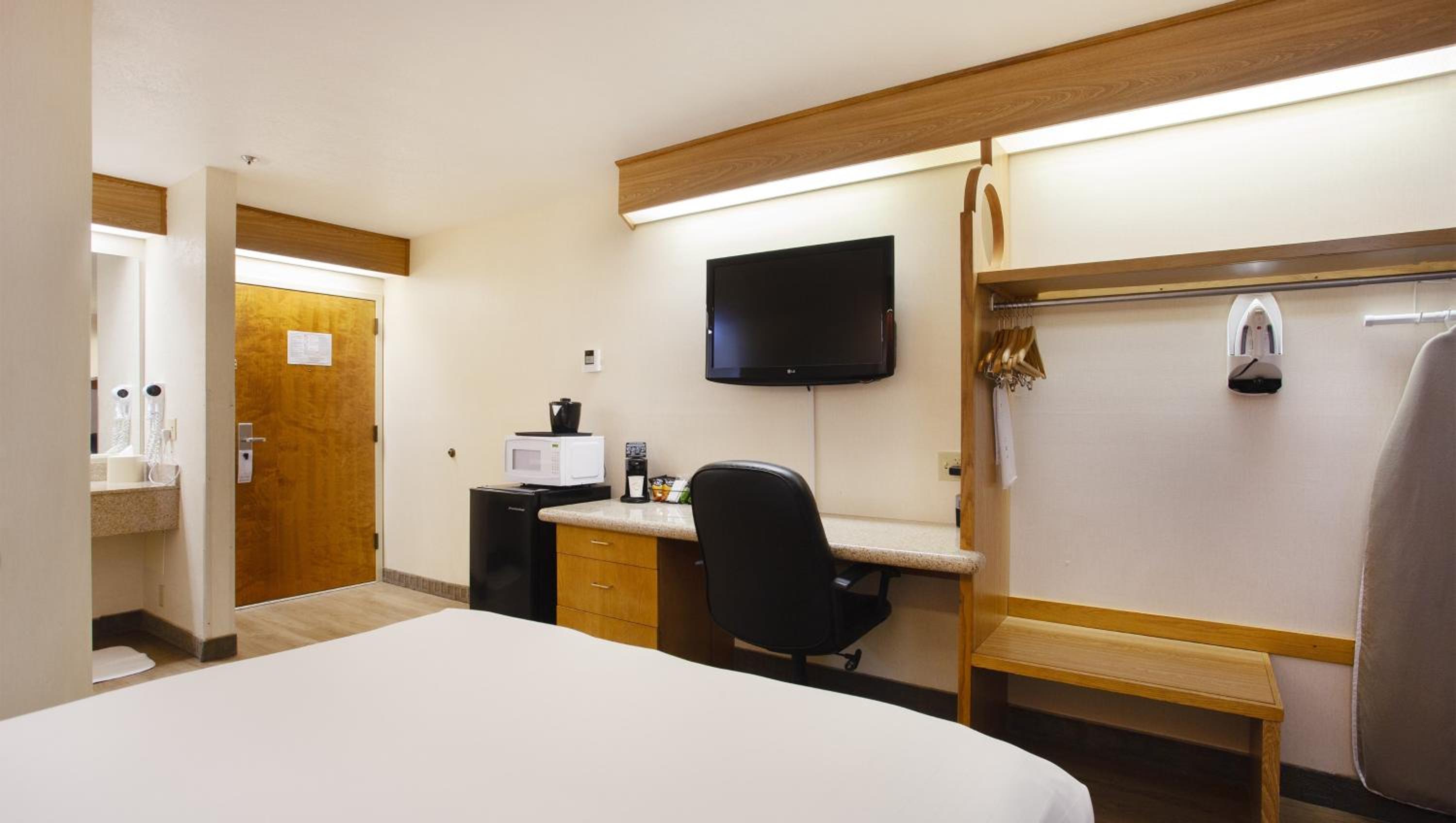 Queen Room - Non-Smoking - Photo 3