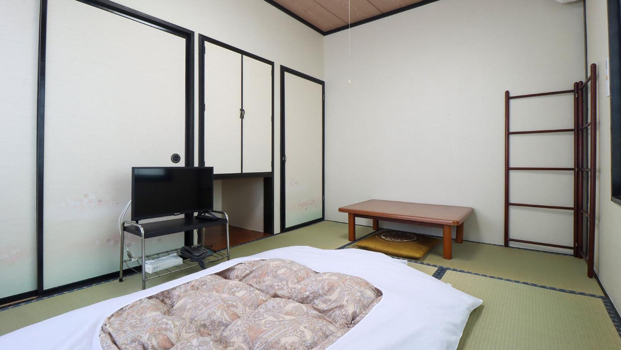 Japanese-Style Room with Shared Bathroom - Main Building photo 2