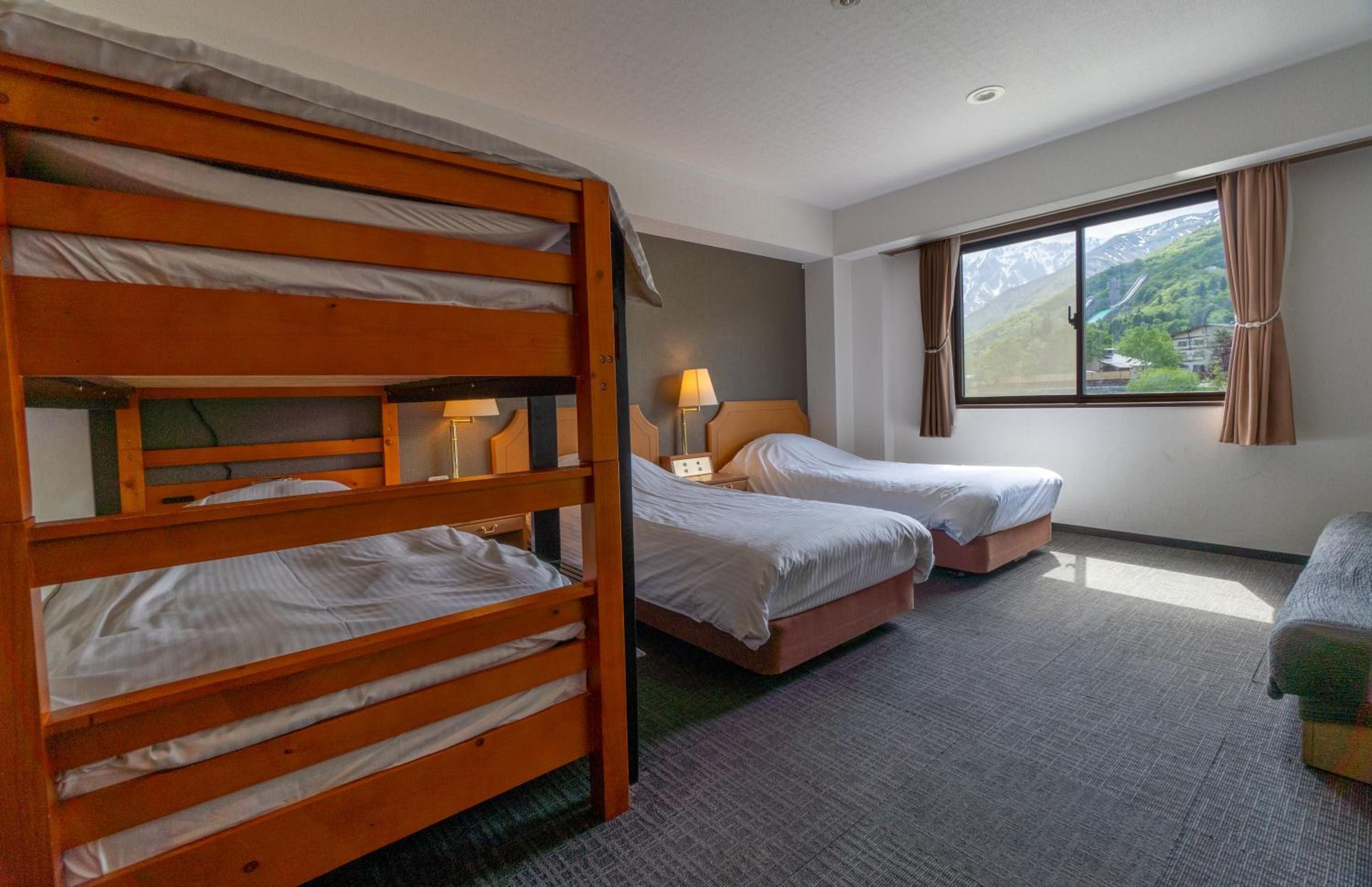 Quadruple Room with Mountain View photo 2