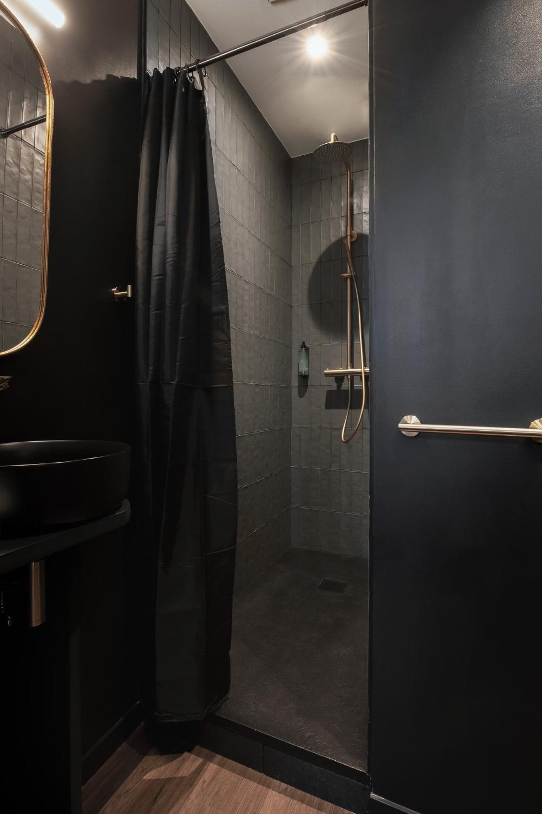 Double Room with Private Bathroom - Photo 9