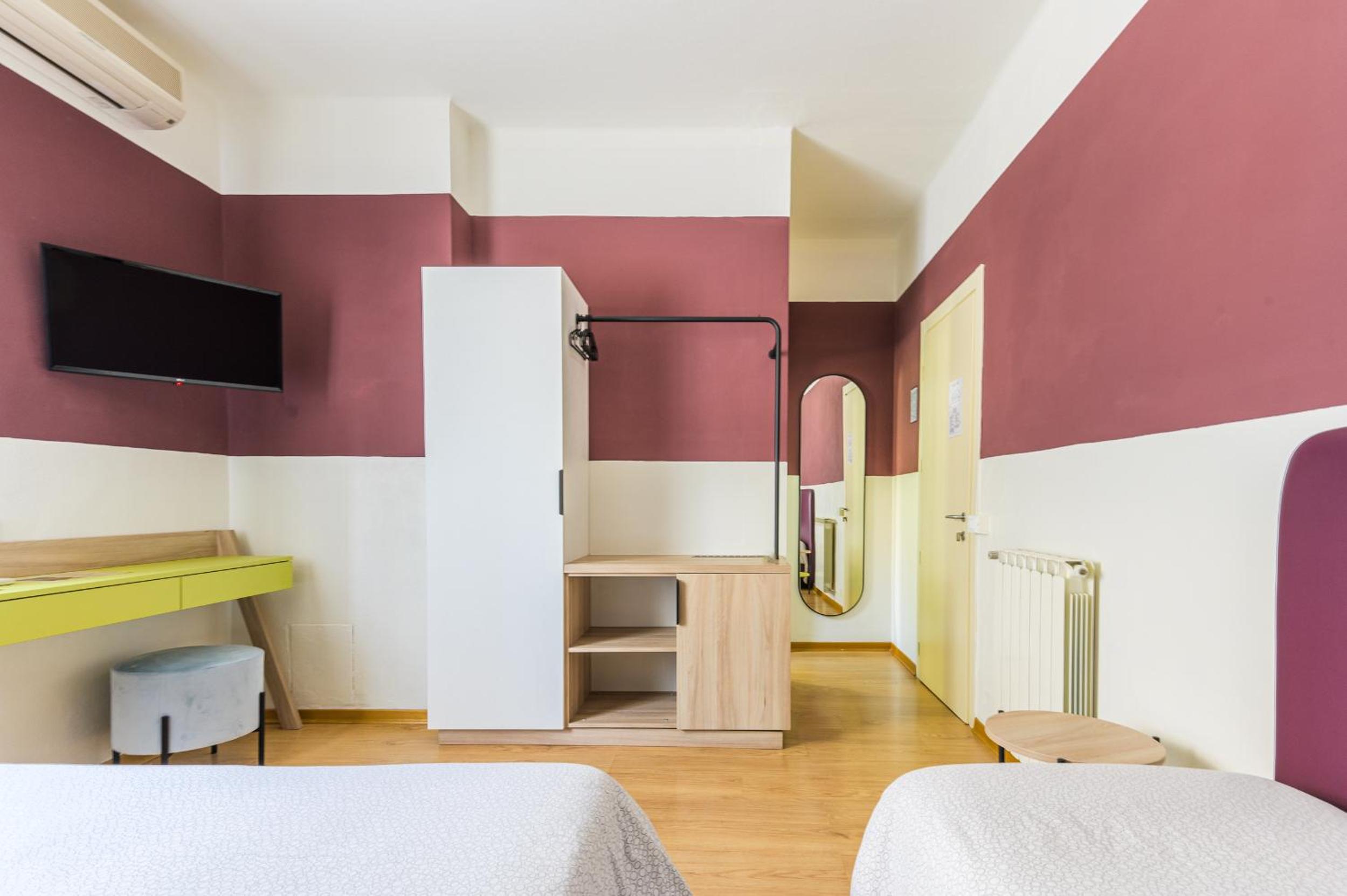 Economy Triple Room - Photo 9