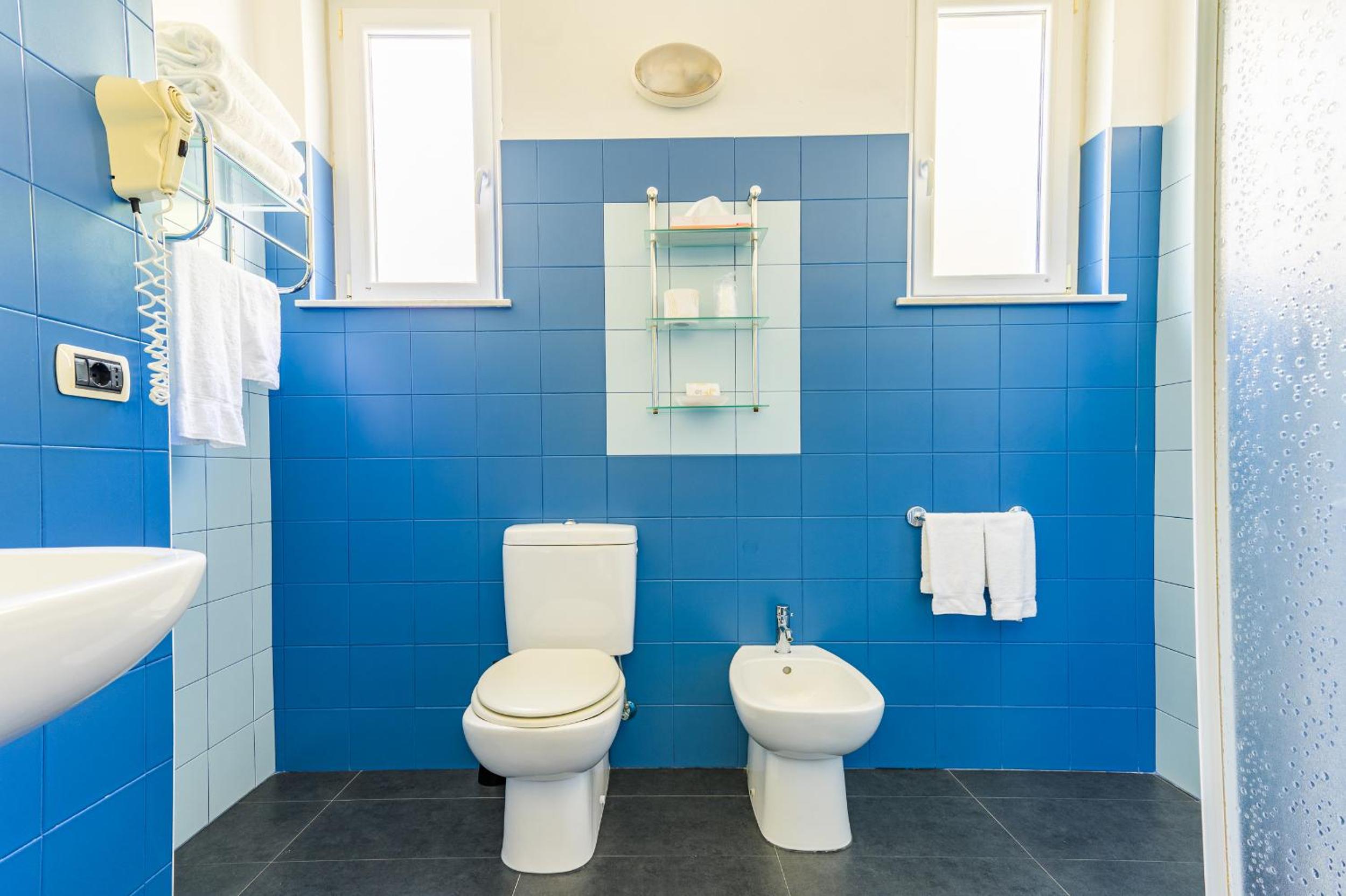 Economy Triple Room - Photo 8