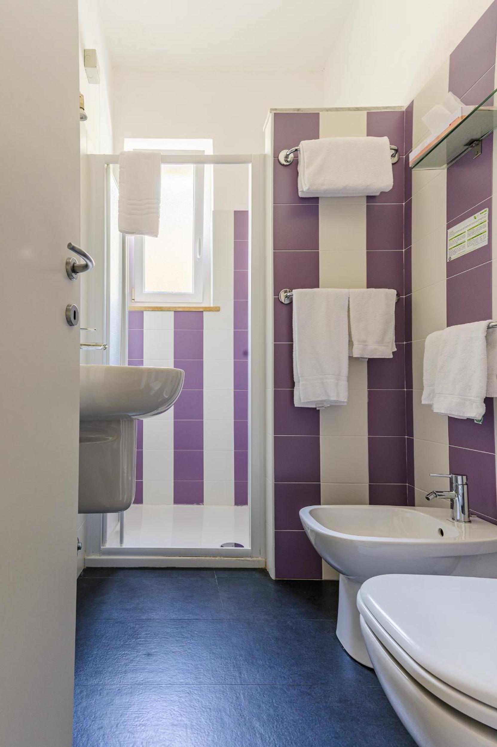 Economy Triple Room - Photo 7