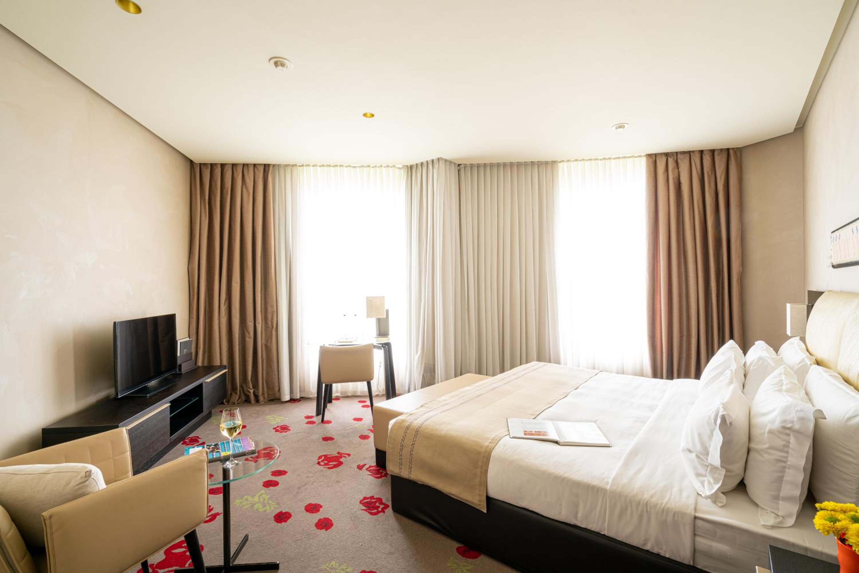 Deluxe King Room with Sofa photo 3