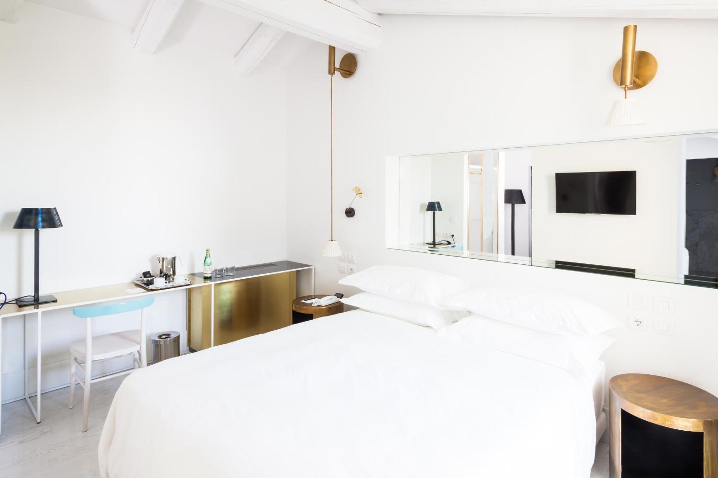 Junior Suite with Terrace and City view photo 1