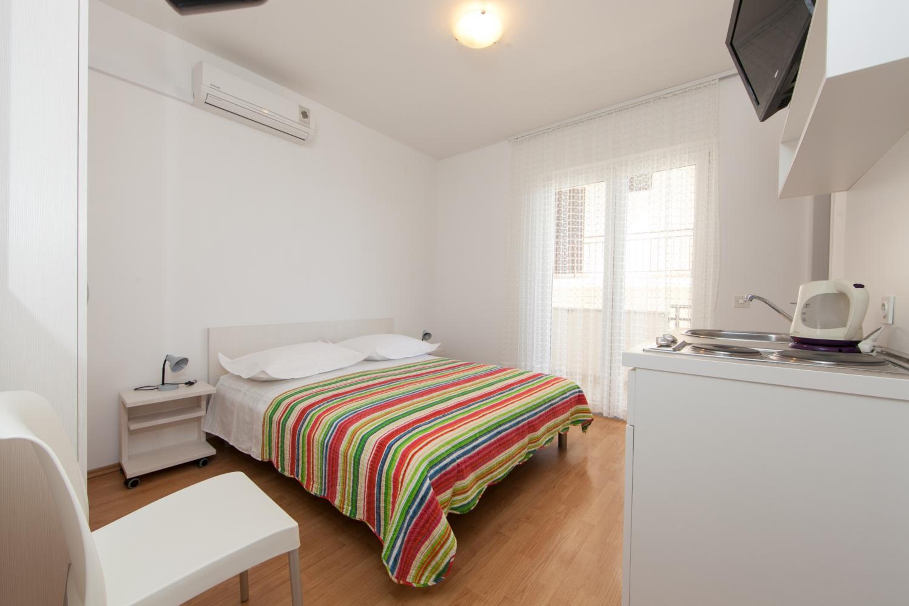 One-Bedroom Apartment photo 1