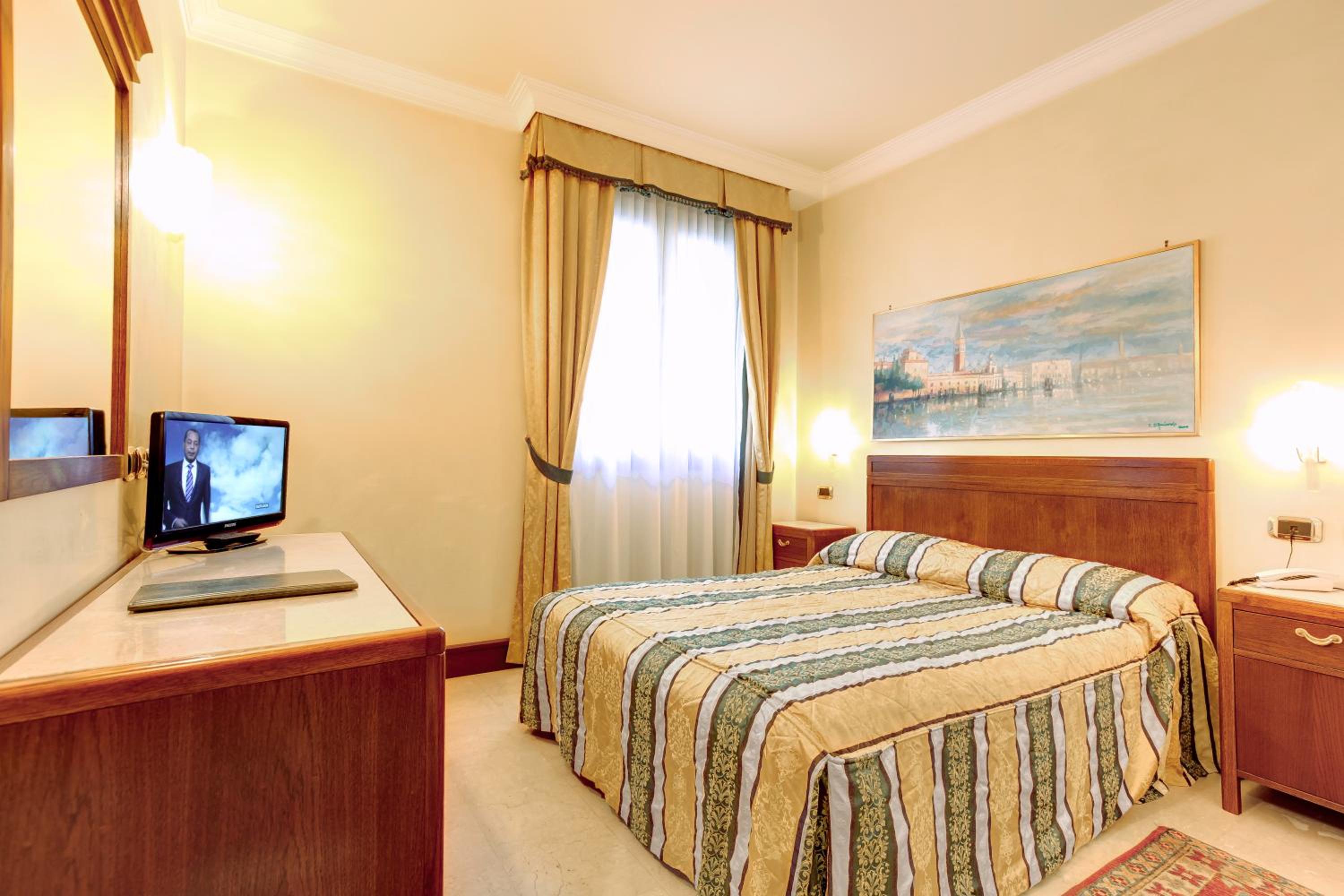 Economy Double Room - Photo 4