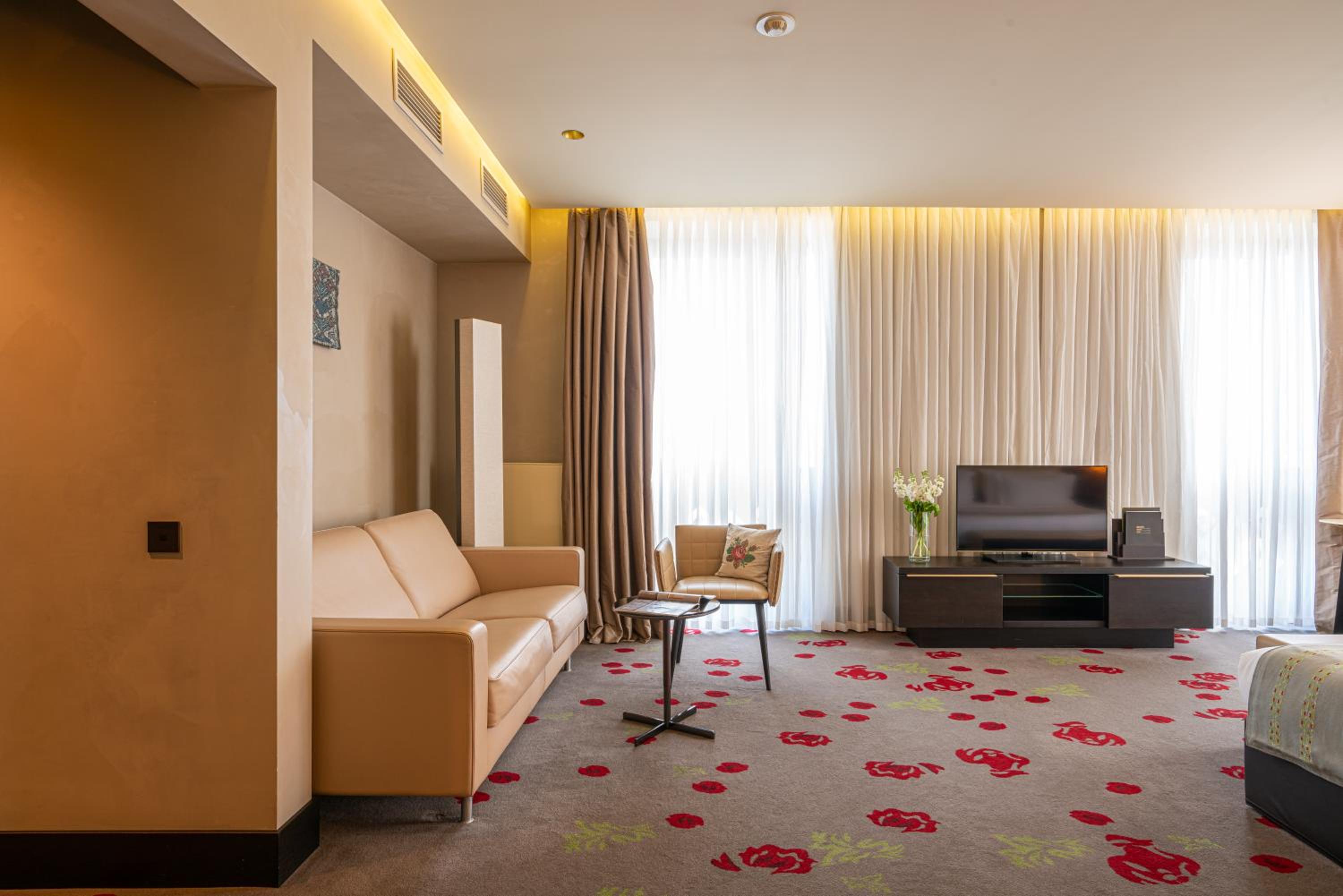 Deluxe King Room with Sofa photo 1