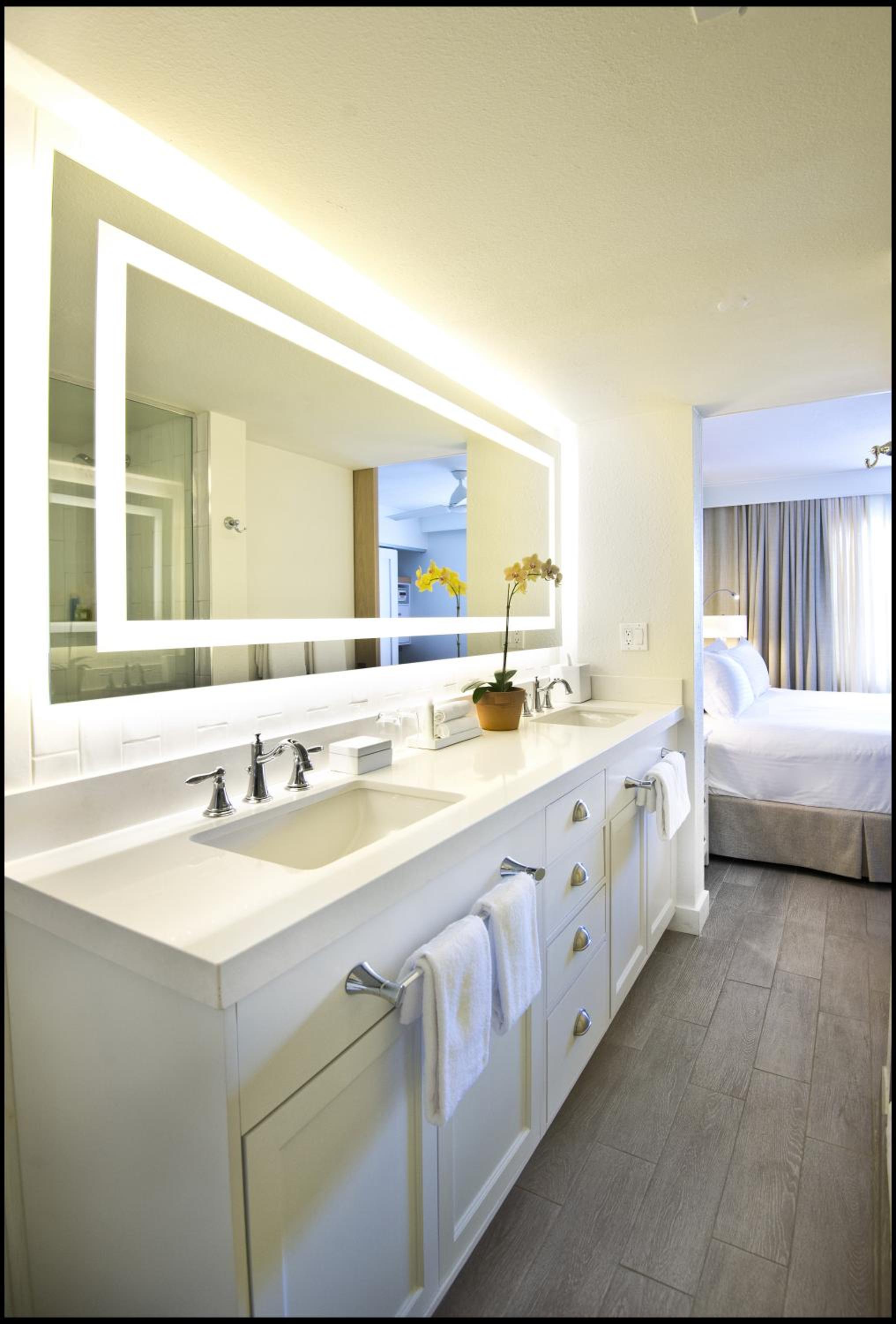 Superior King Suite with Sofa Bed - Photo 3