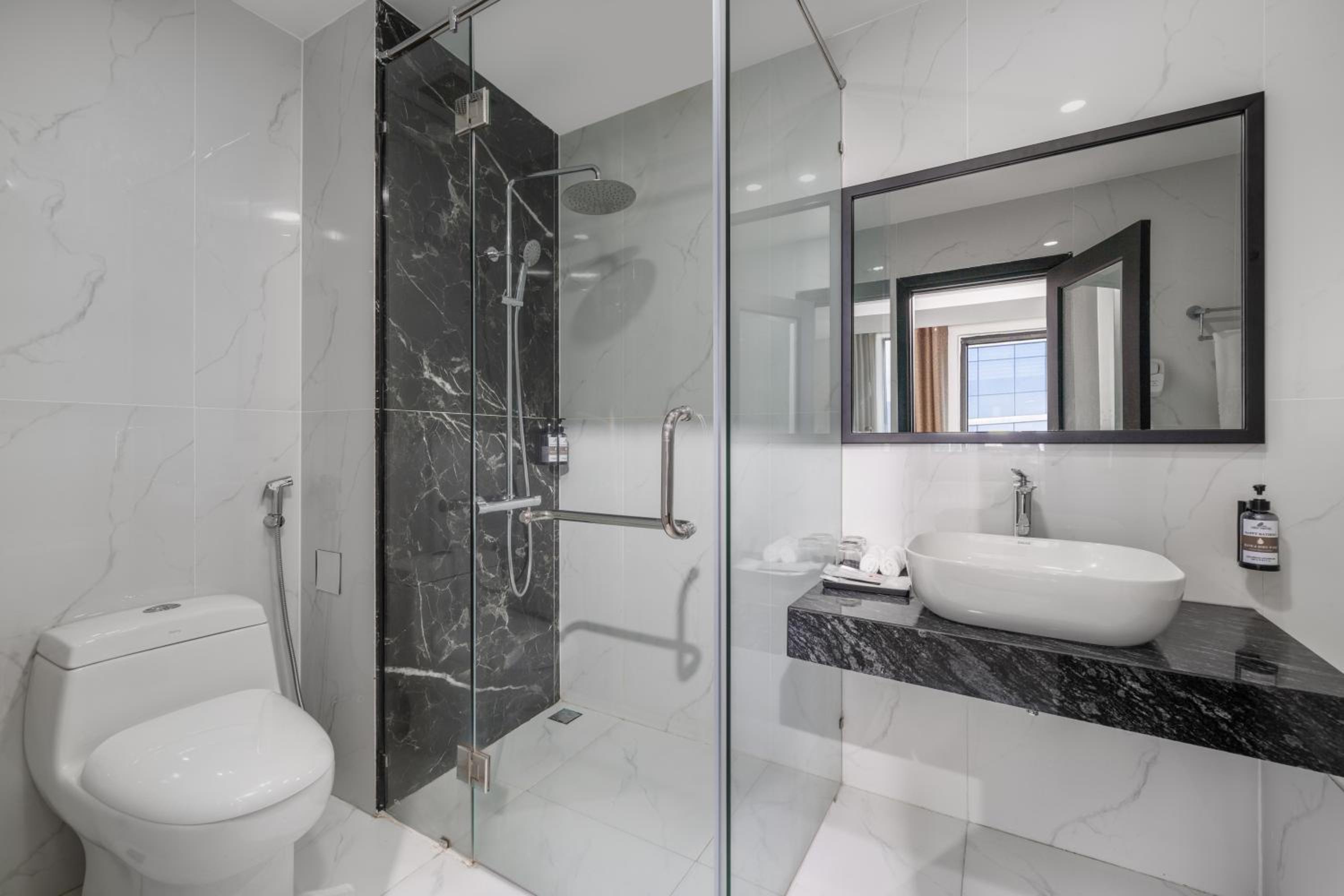 Executive Suite - Photo 11