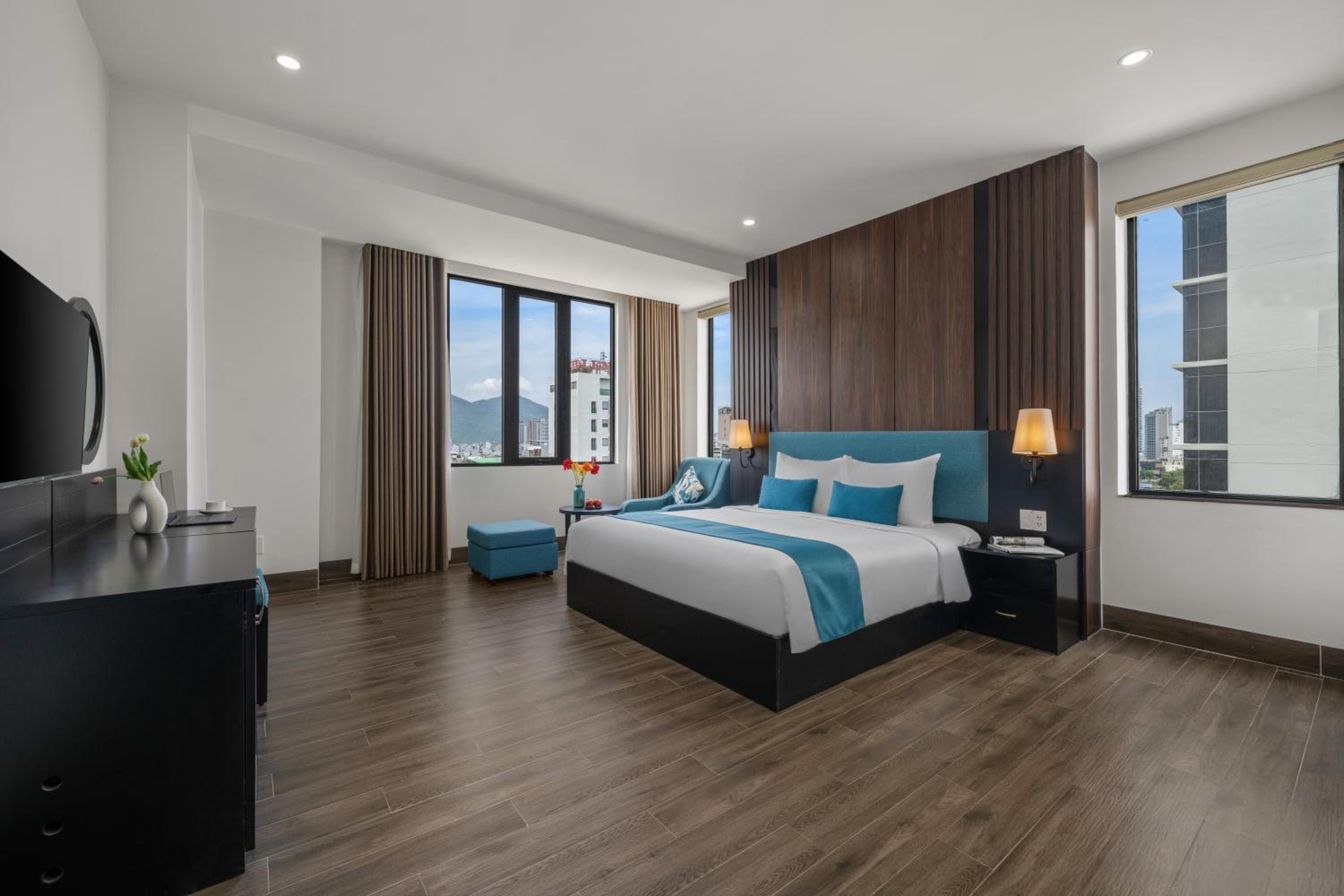 Executive Suite - Photo 8