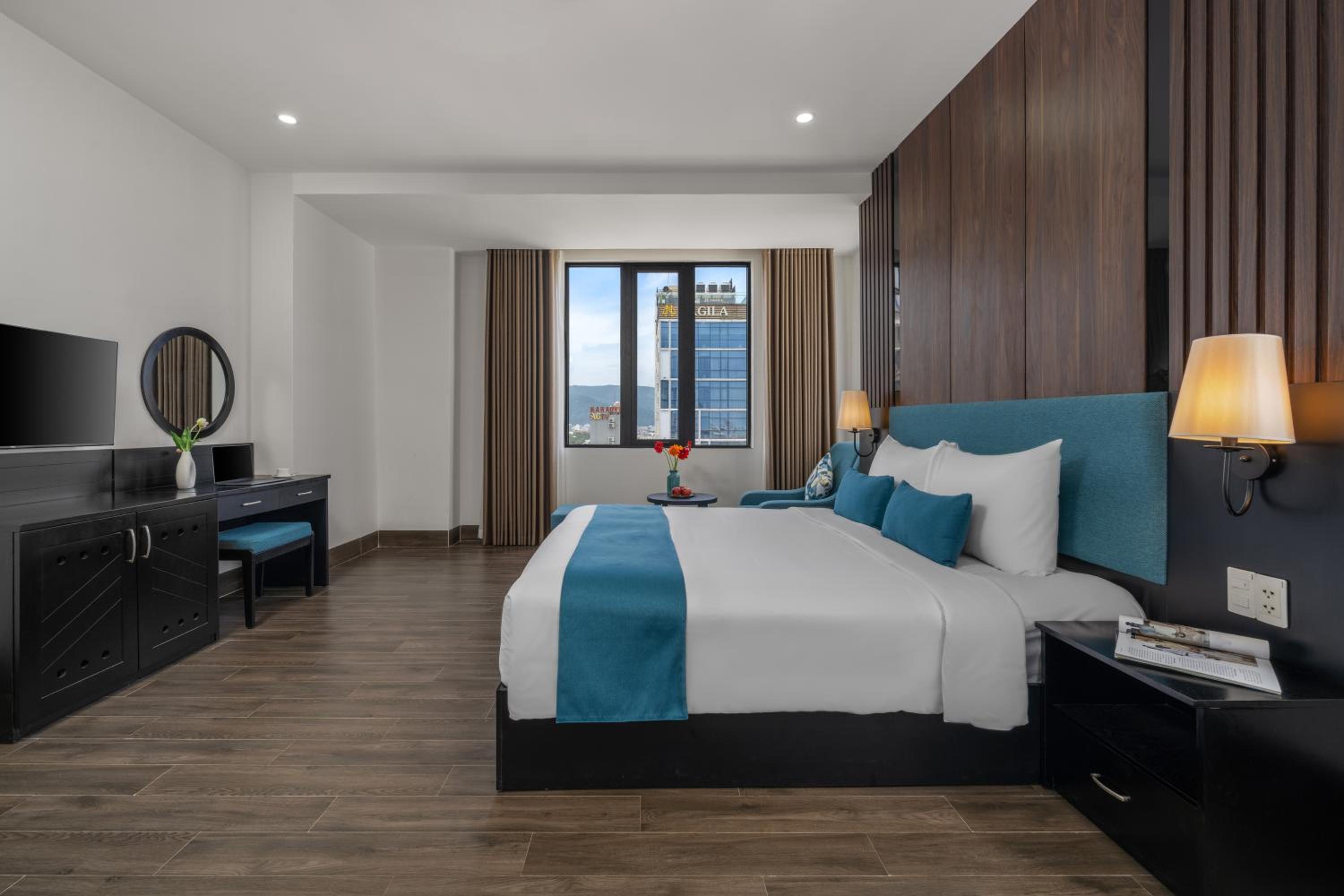 Executive Suite - Photo 14