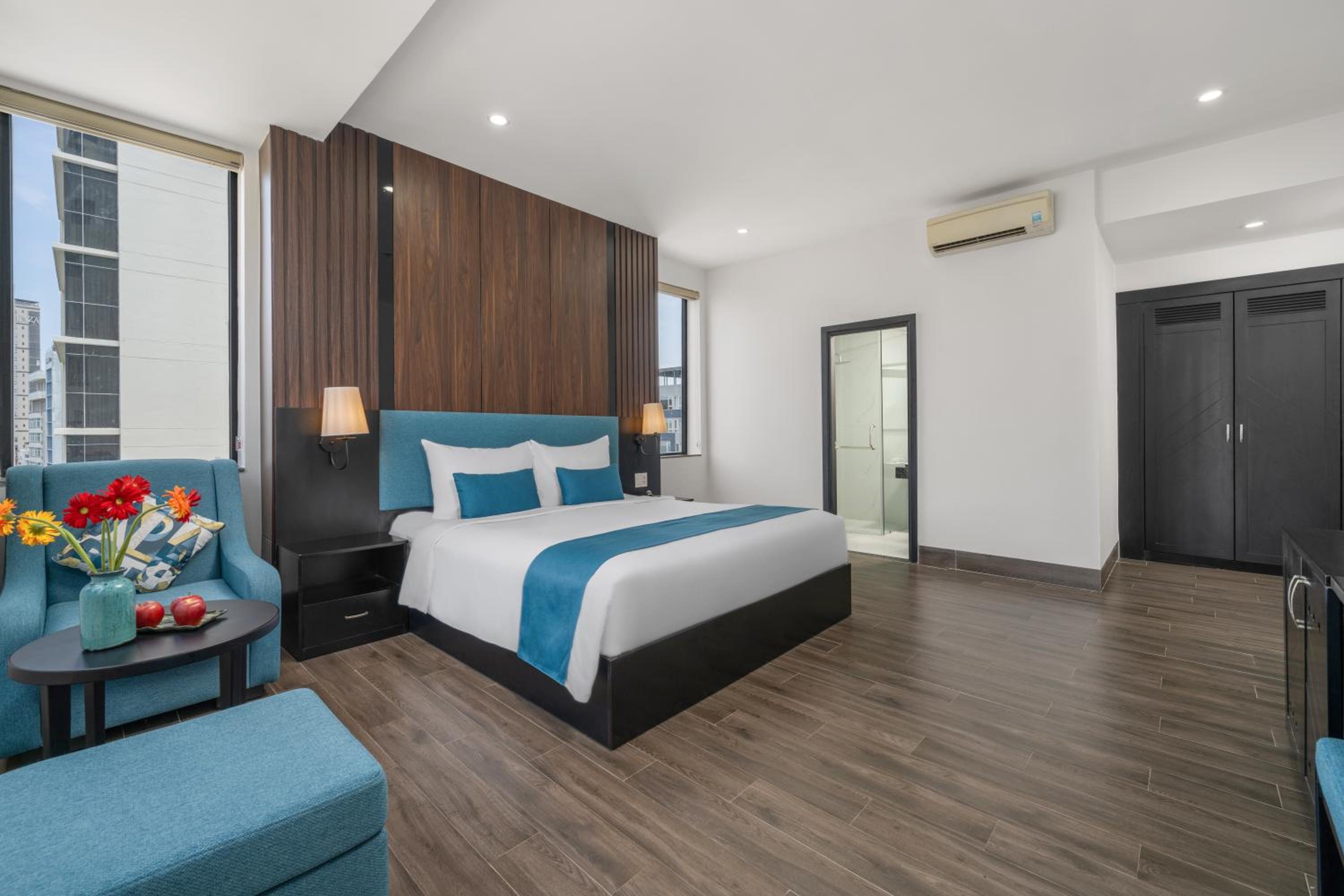 Executive Suite - Photo 10