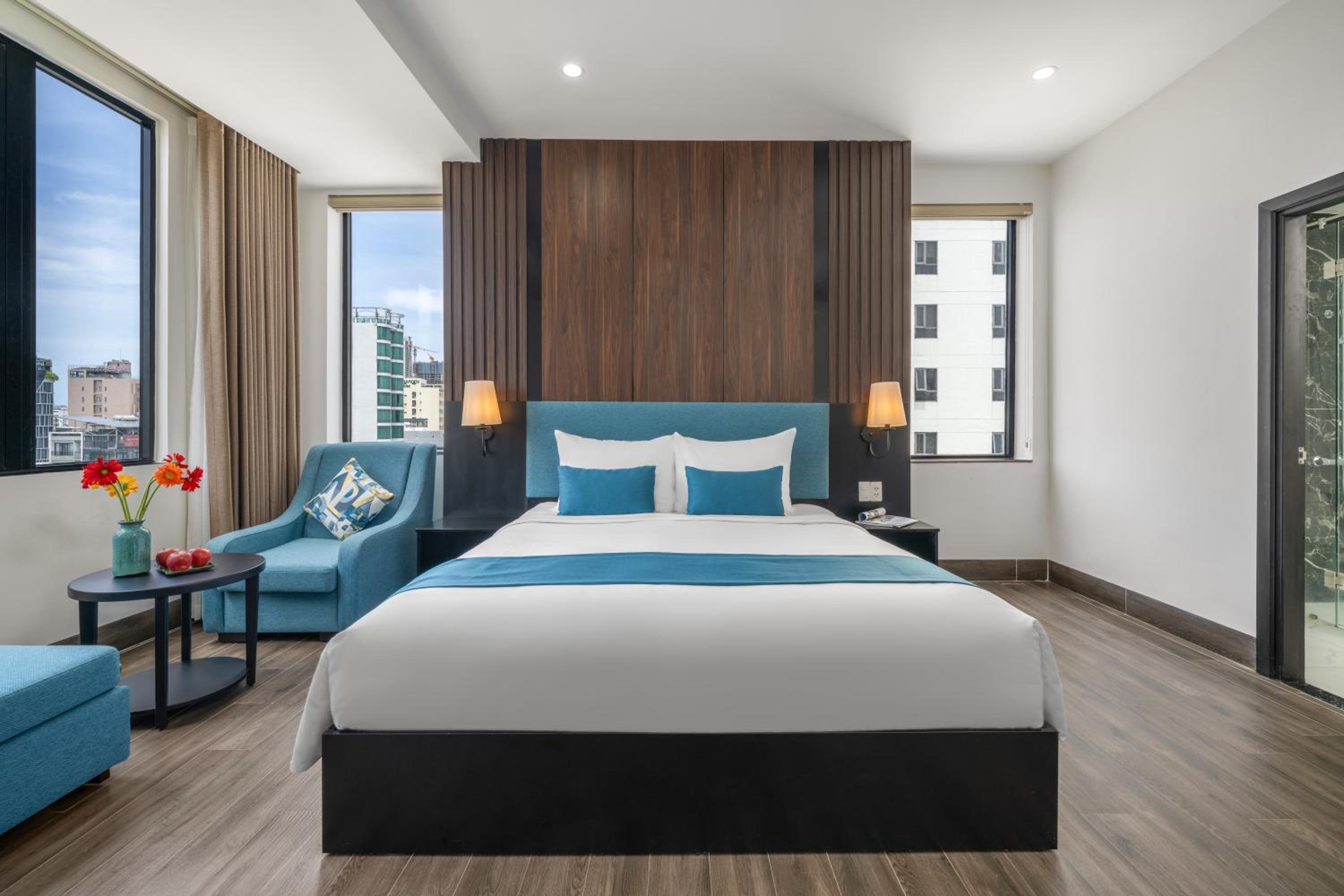 Executive Suite - Photo 12