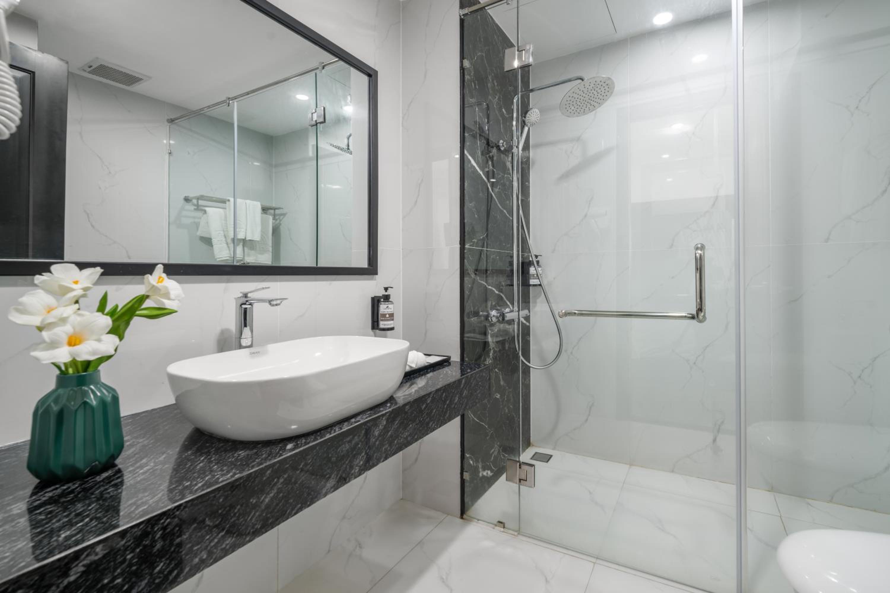 Executive Suite - Photo 6