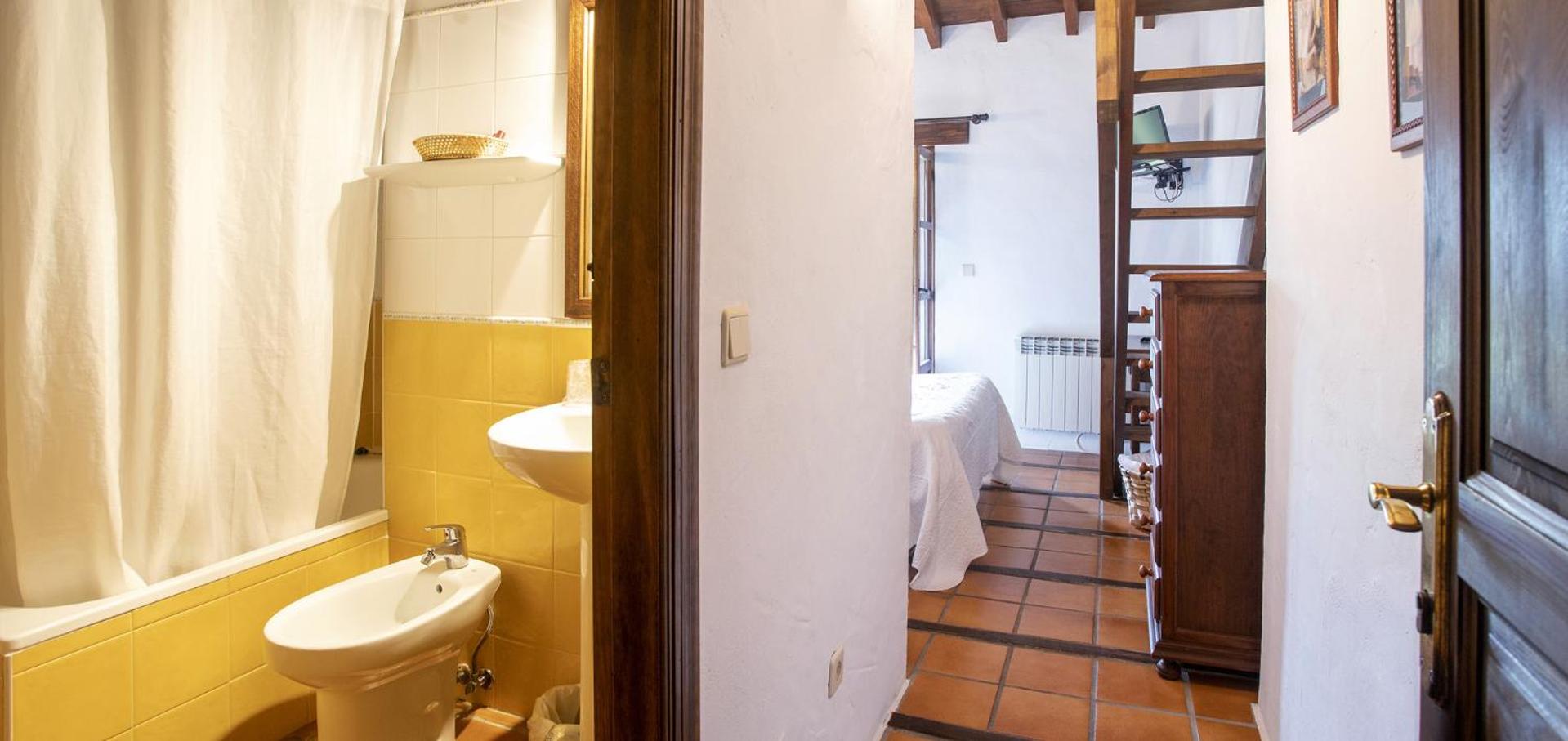 Double Room with Balcony - Photo 5