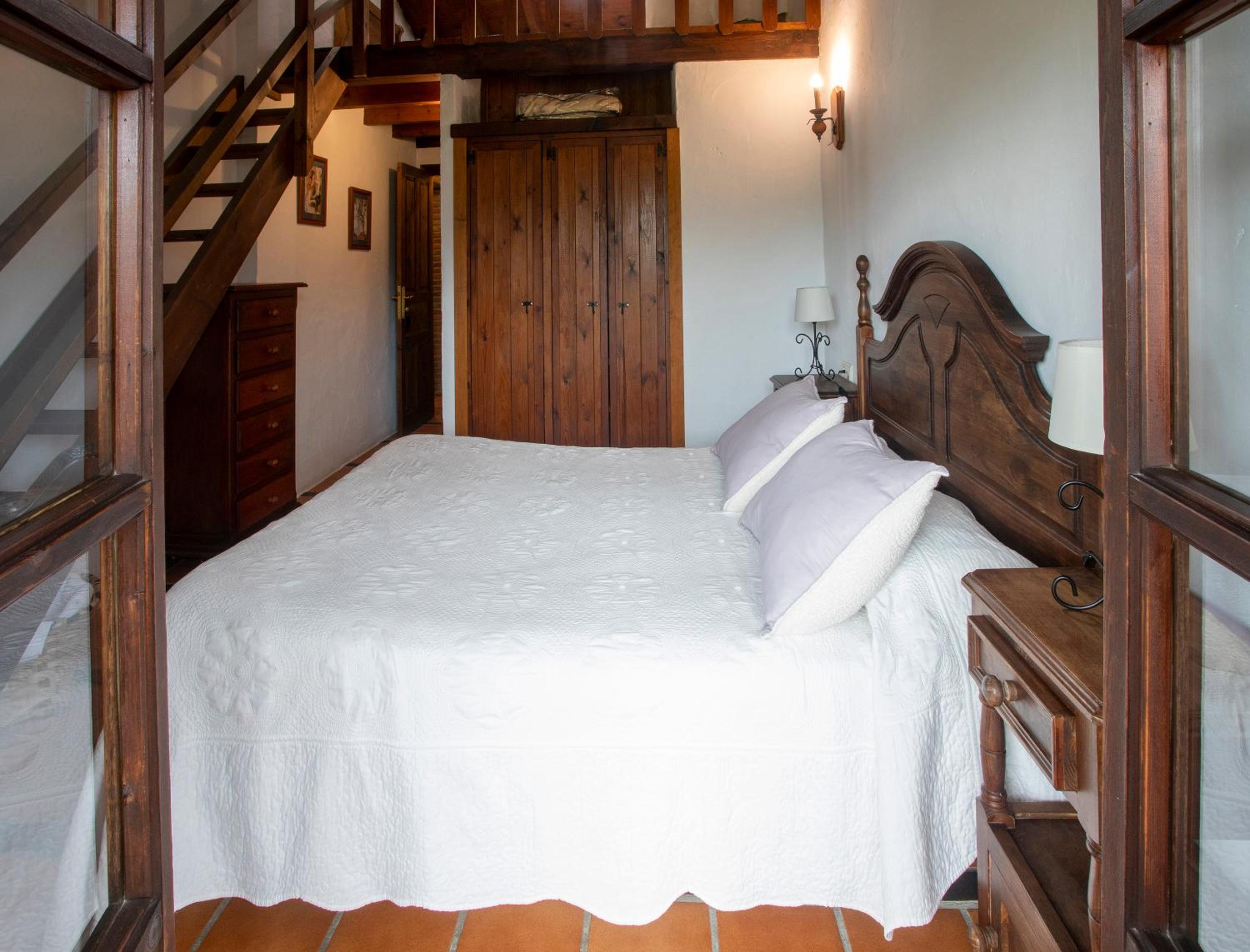 Double Room with Balcony - Photo 3