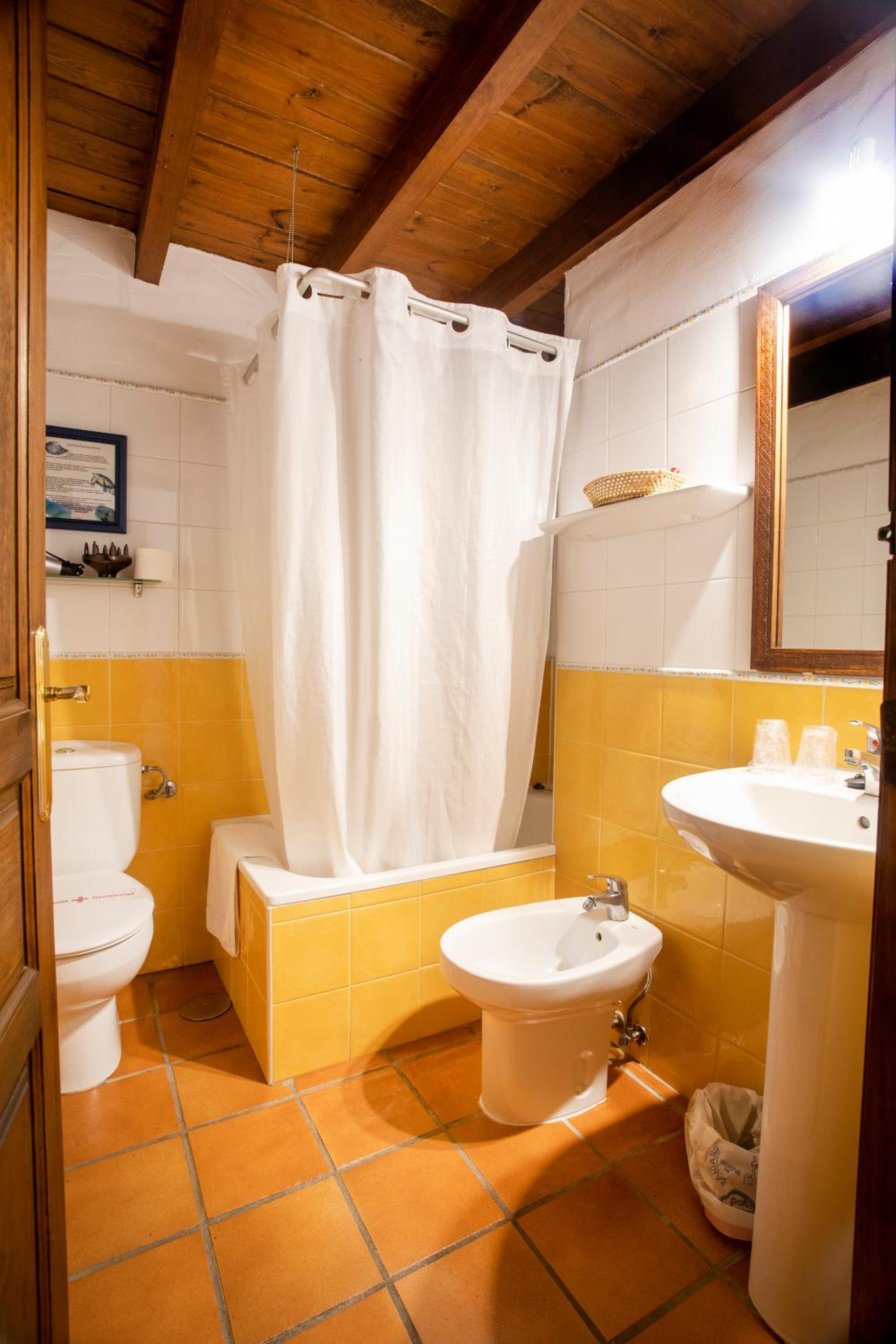 Double Room with Balcony - Photo 2