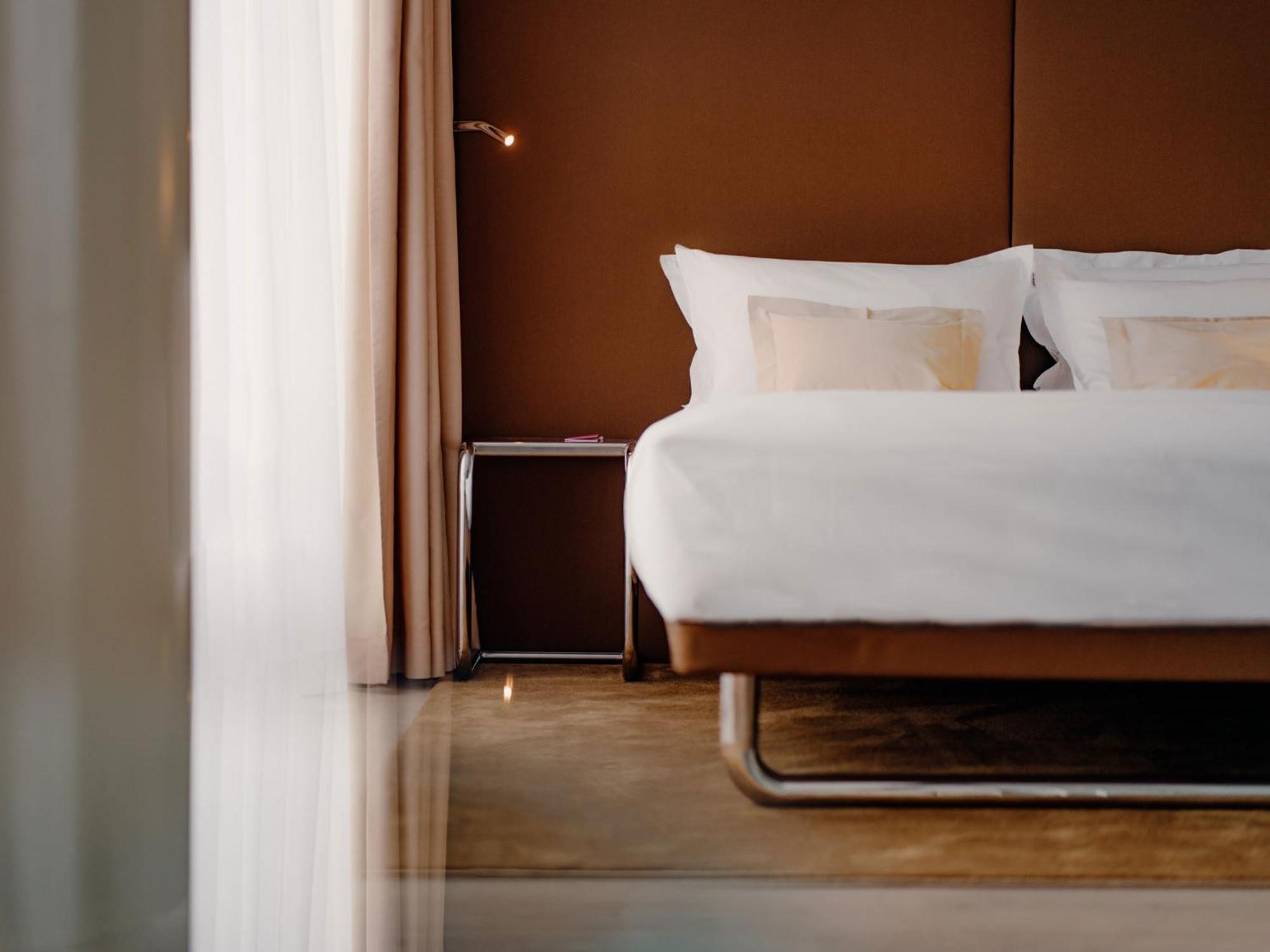 Deluxe Double Room with Balcony - Photo 5