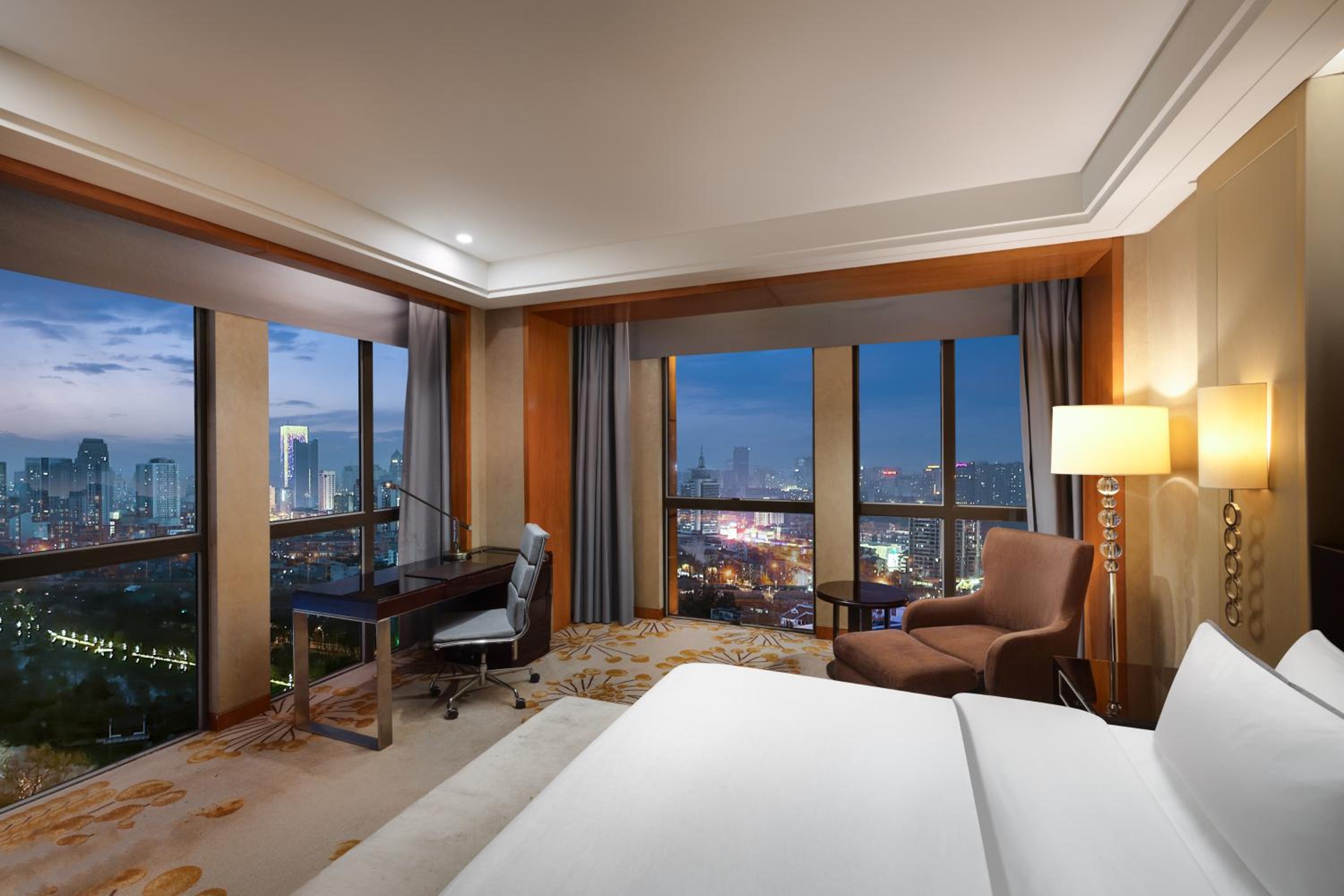 Deluxe Renewal, Larger Guest room, 1 King, City view