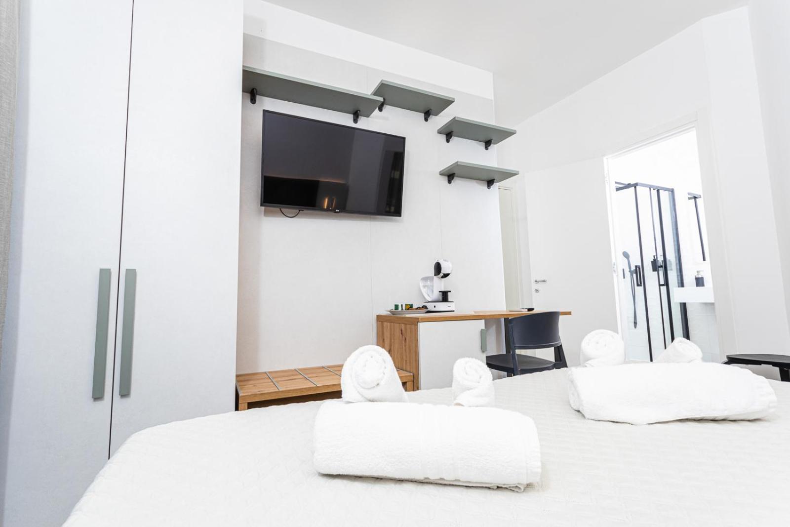 Superior Double or Twin Room with City View - Photo 28