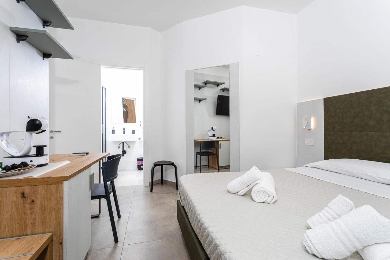 Superior Double or Twin Room with City View - Photo 25