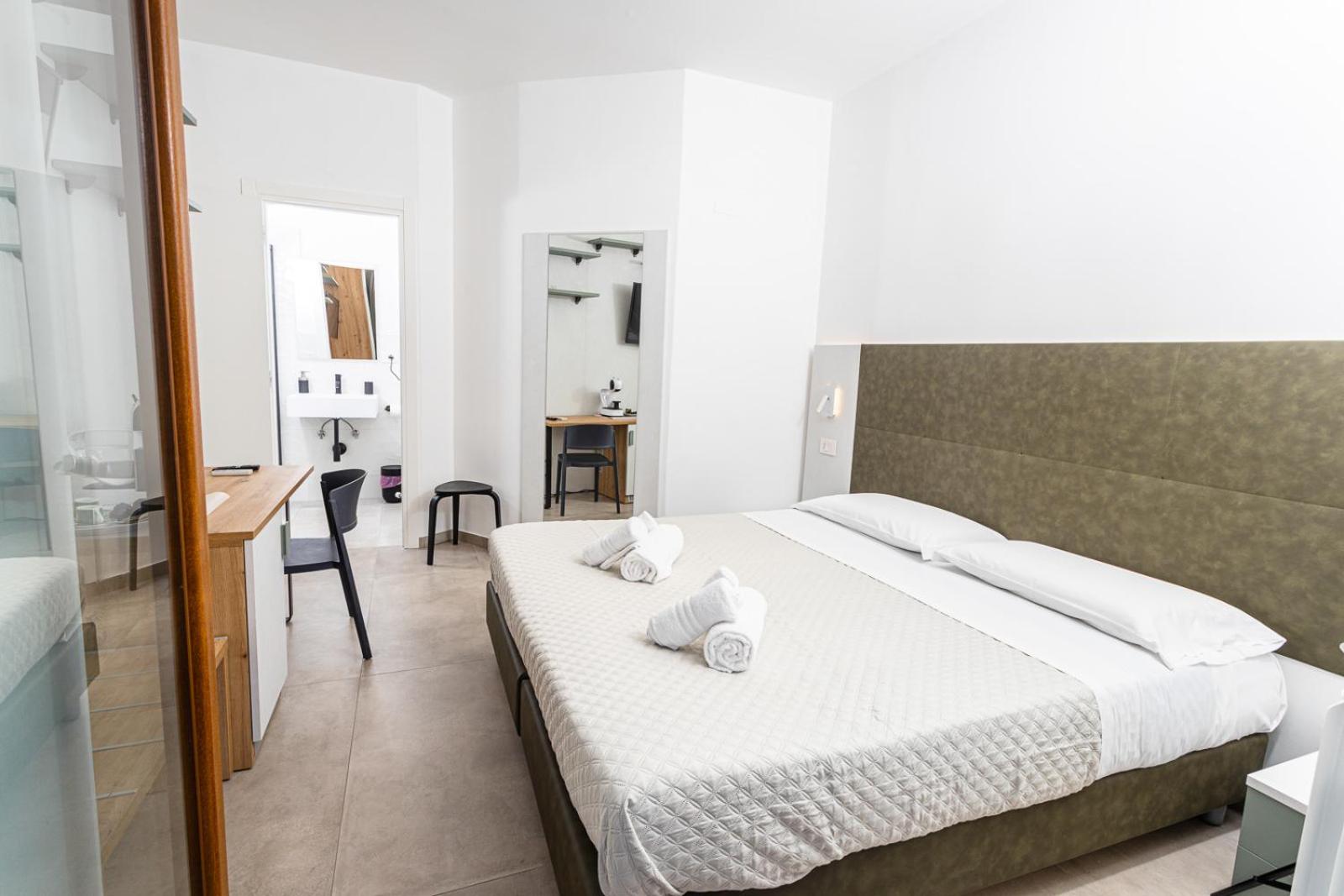 Superior Double or Twin Room with City View - Photo 32