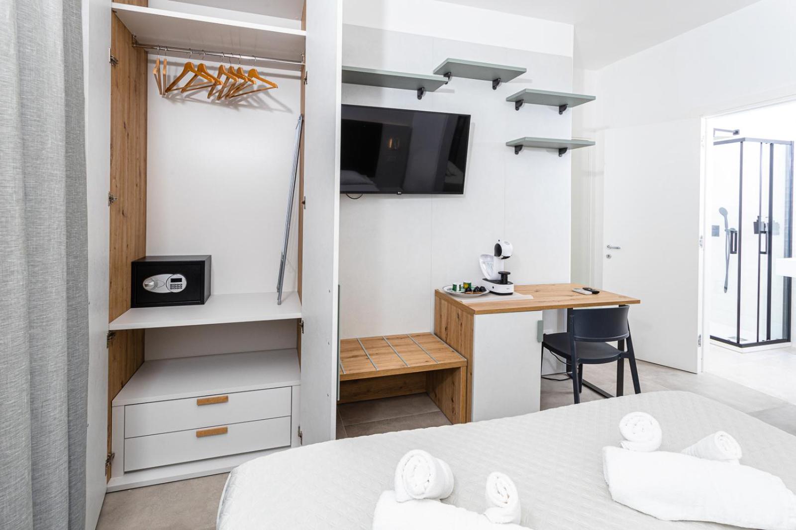 Superior Double or Twin Room with City View - Photo 16