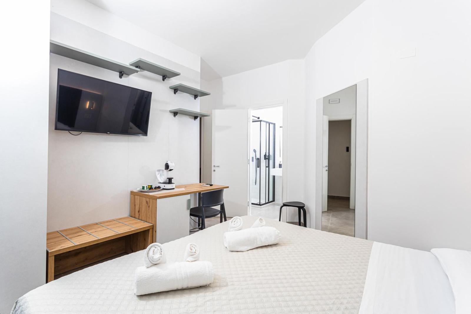 Superior Double or Twin Room with City View - Photo 36