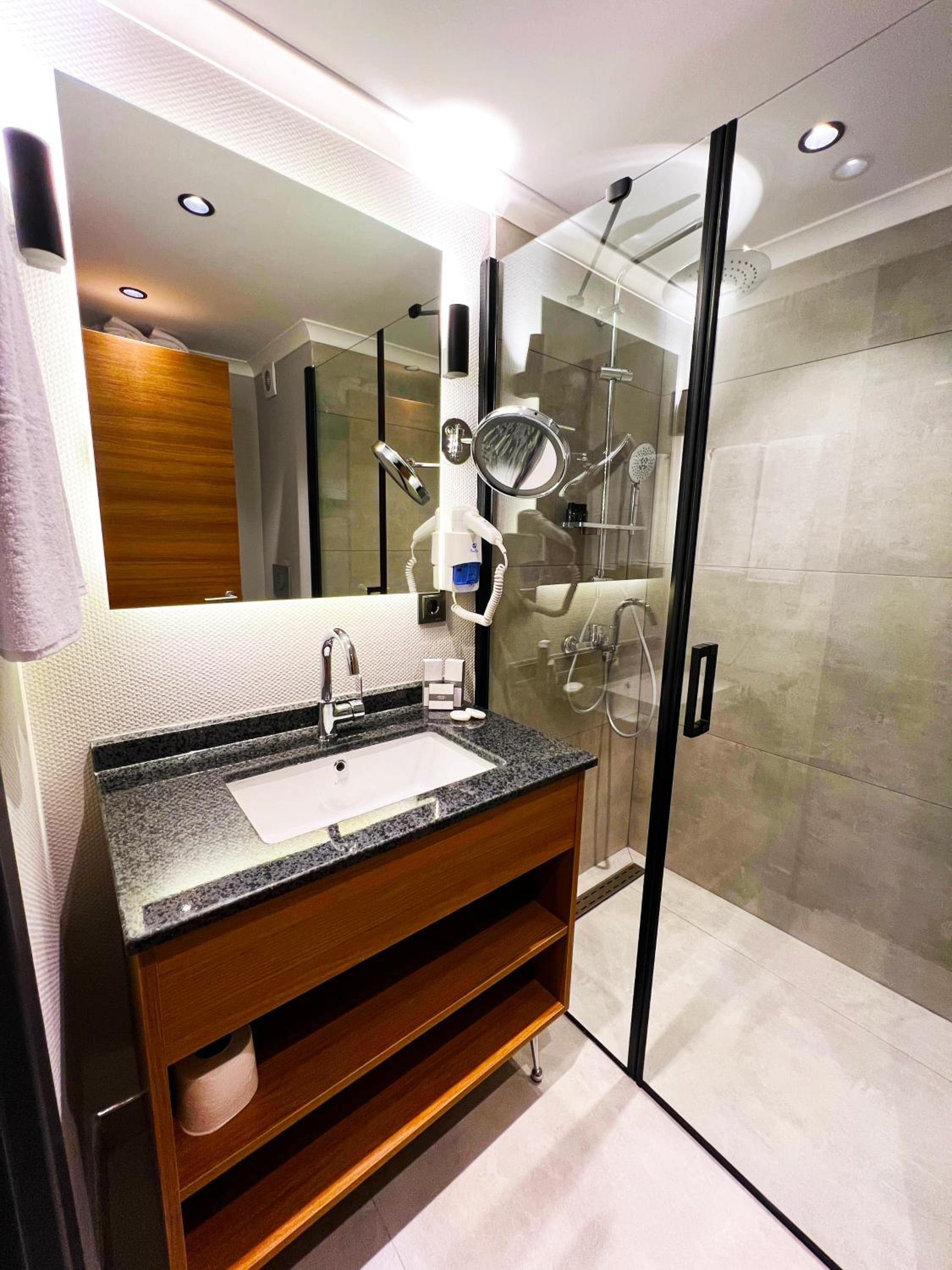 Deluxe Double Room with Balcony and Sea View - Photo 8