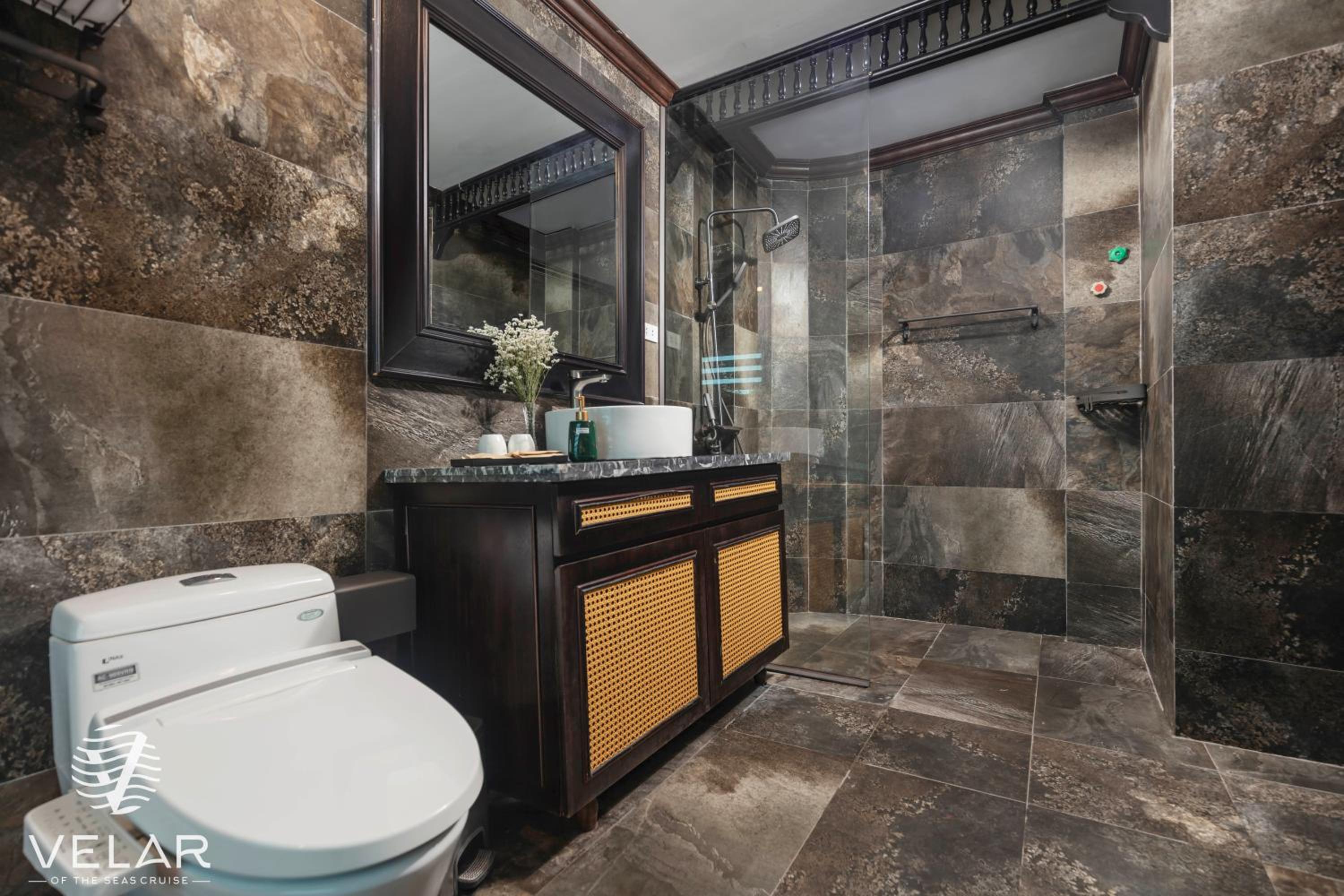Deluxe Triple Suite with Private Balcony photo 2
