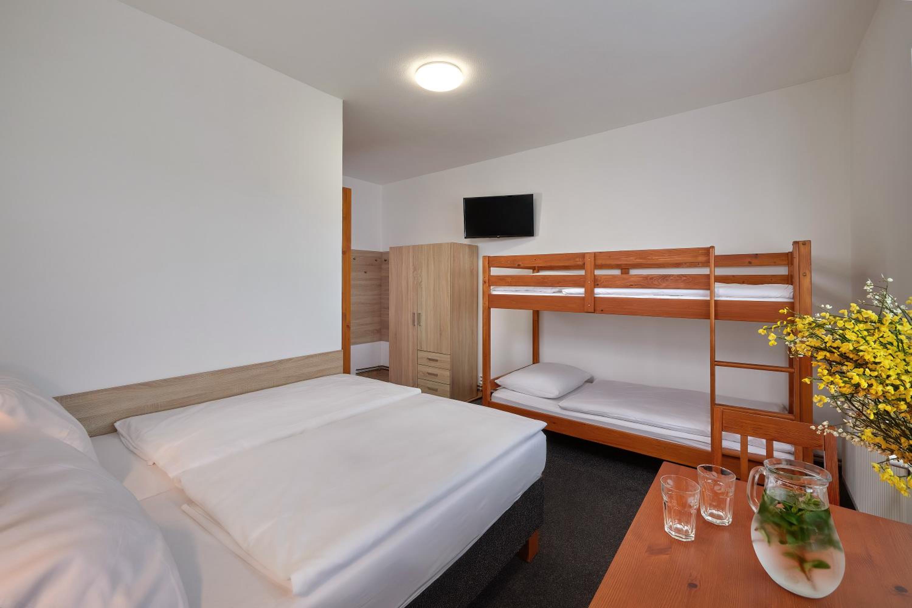 Quadruple Room with Private Bathroom photo 2
