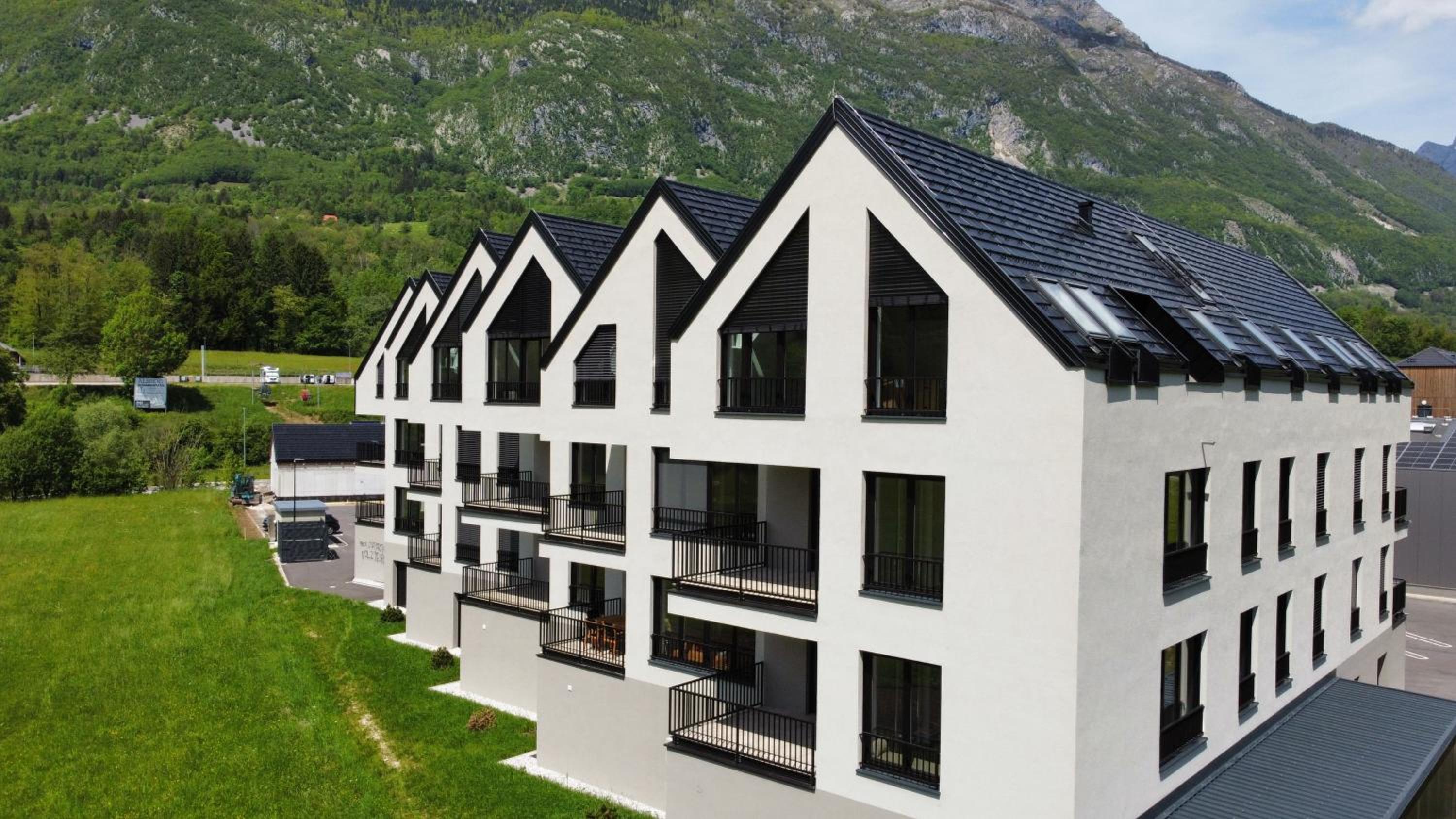 Apartment with Mountain View